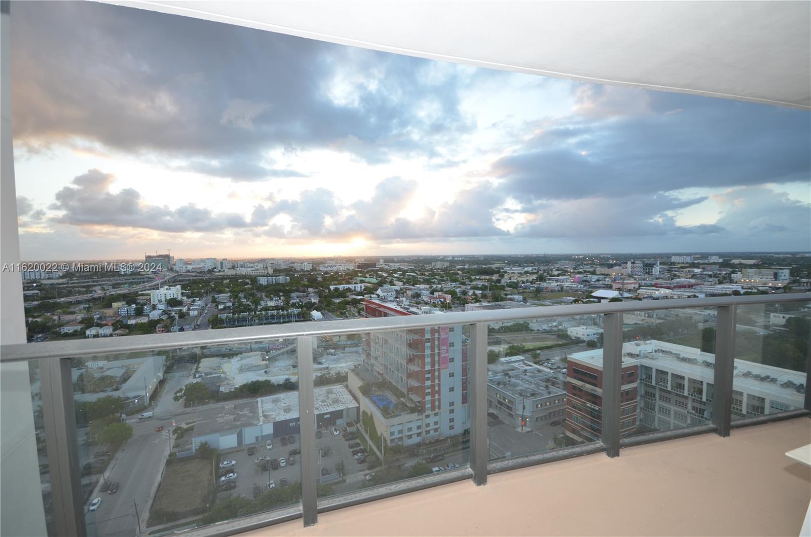 Lovely 1 bed/1.5 ba + Den apartment in the heart of Miami located in CANVAS building. Building has multiple fabulous state of the art amenities. Must See!