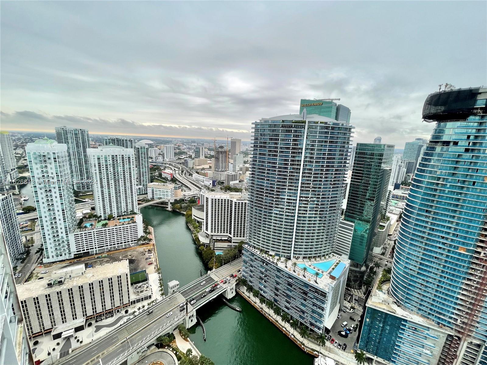 Beautifull 1 Bed/ 1 Bath unit in Icon Brickell with spectacular view of the city from the 49th floor.
INCLUDED 2 ASSIGNED PARKING!!!
Resort style amenities LOCATION, LOCATION, LOCATION!!!! Walking distance to BCC, restaurants, coffee shops and much more.