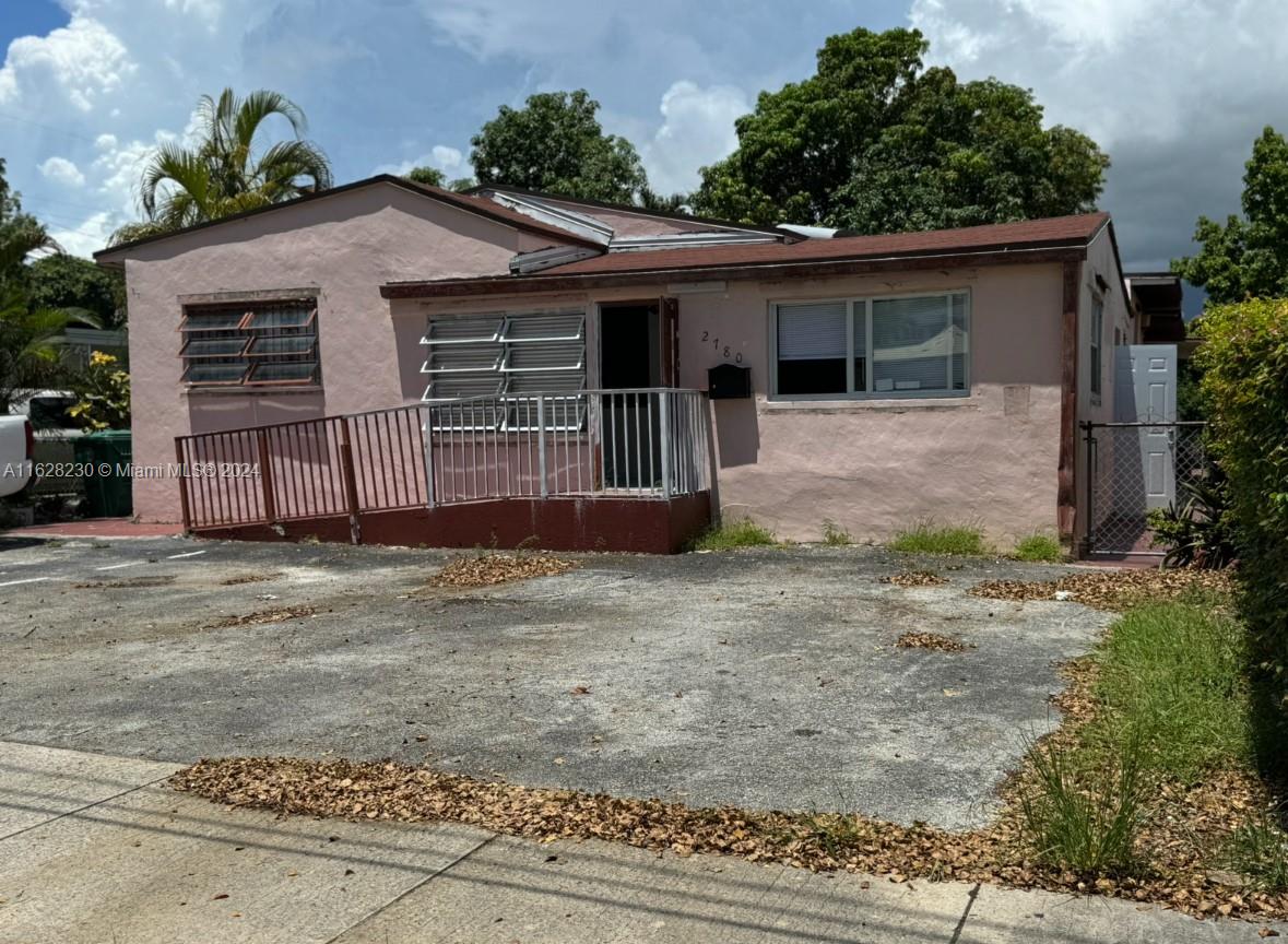 HIGHLY DESIRED LOCATION!!!!   CASH ONLY FOR THIS PROPERTY WITH AMAZING POTENTIAL FOR INVESTORS. AS IS, NEEDS WORK.

PROPERTY IS ZONING IS 5700 DUPLEX.  COMPOSED OF 2 SEPARATE 2/1 UNITS GREAT INCOME POSSIBILITY OR BUY FOR LAND VALUE TO BUILD NEW. BRING ALL OFFERS!  CALL LISTING AGENT FOR SHOWINGS.