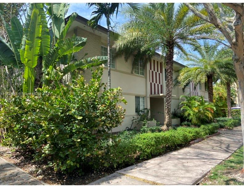 Charming one bedroom one bathroom apartment on first floor, with onsite laundry and assigned parking. Peaceful neighborhood, beautiful area, walk to shops and restaurants. Minutes to Brickell, Coconut Grove and University of Miami.