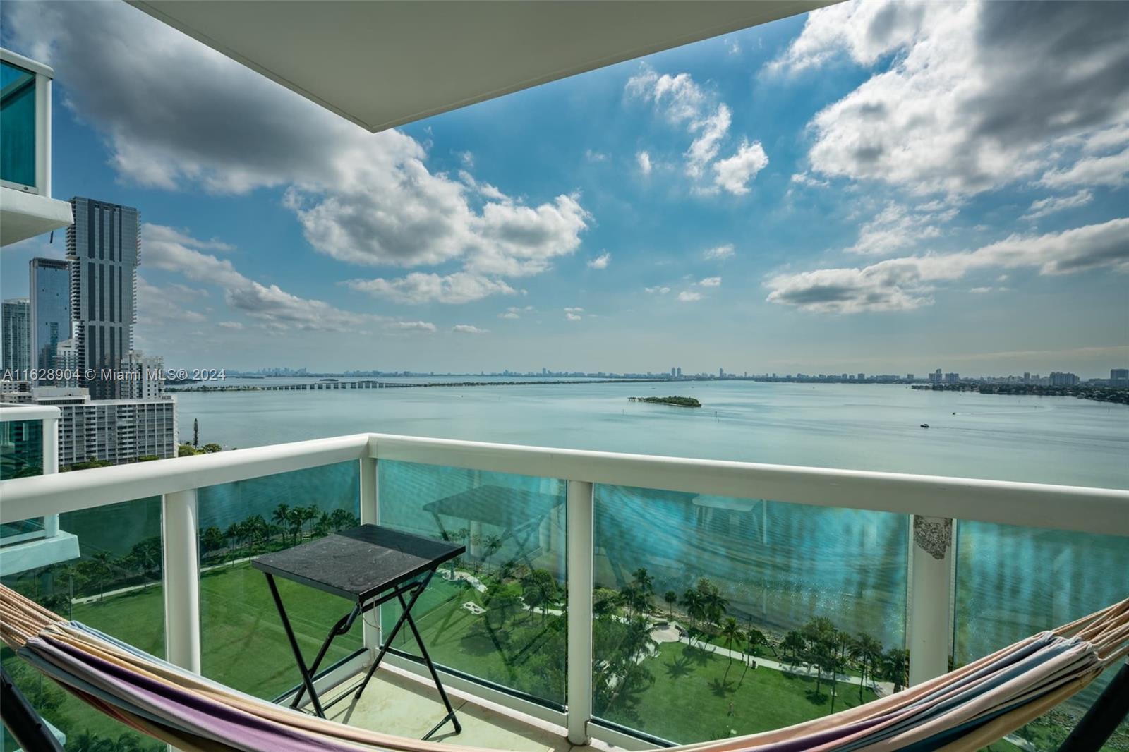 Gorgeous 2 Bedrooms / 2 Bathrooms split floor plan with AMAZING direct east facing unit overlooking Biscayne
Bay and Miami Beach. Located directly across from Margaret Pace Park in Edgewater . Rent includes; CABLE,
INTERNET, WATER and 1 ASSIGNED PARKING SPACE. Walking distance to Downtown Miami, Wynwood, Midtown
and Design District.