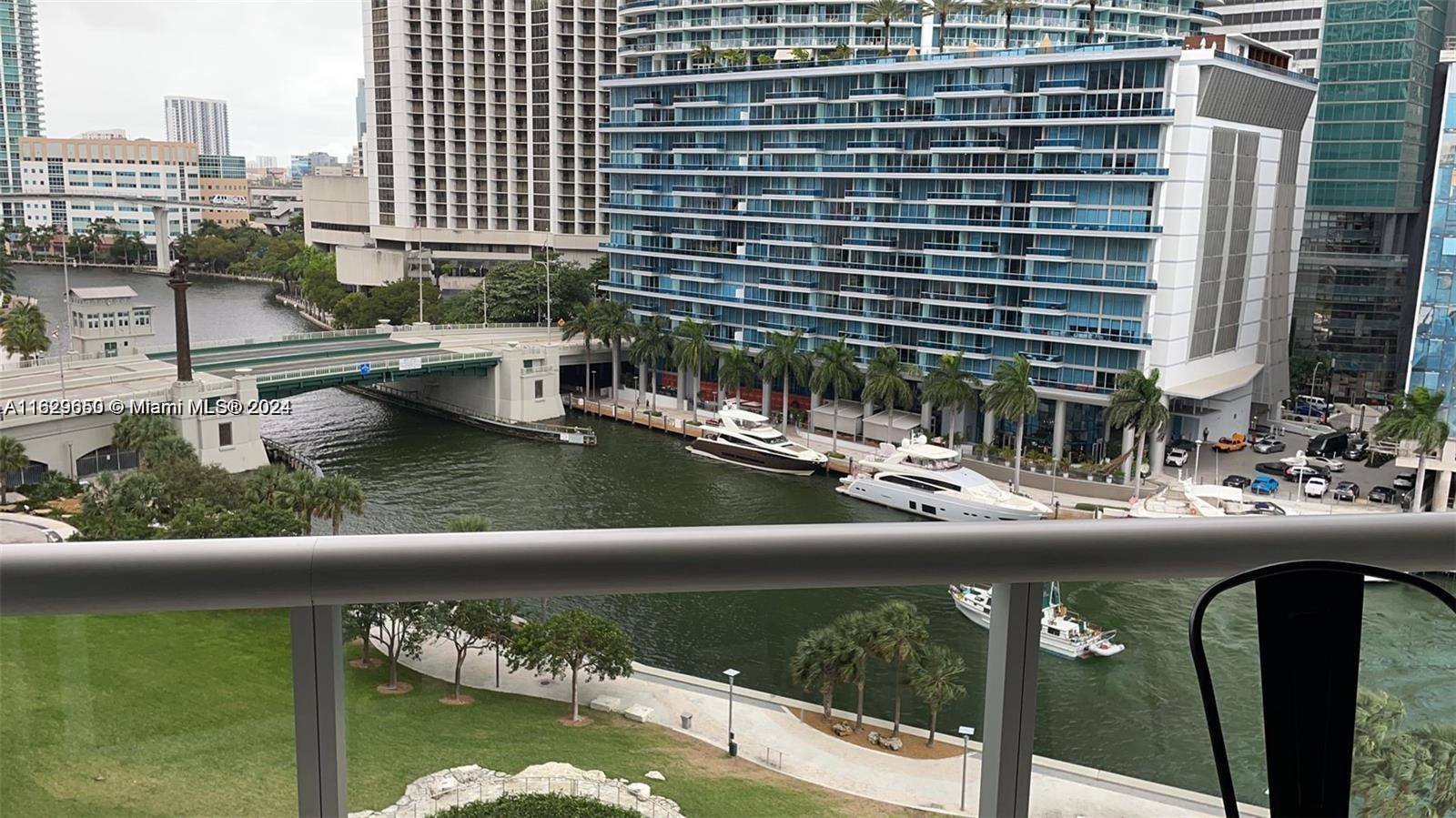 Beautiful 1 bedroom + 1 Bathroom unit at Icon Brickell. Spacious unit with lots of natural light and fantastic water views. Easy to show.