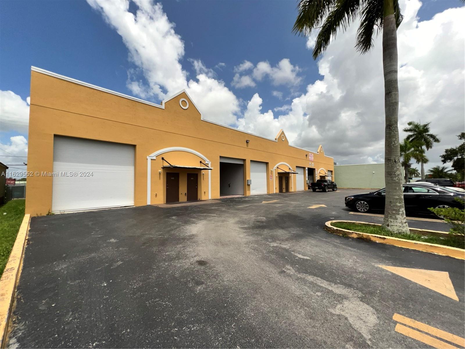 +1,400SF WAREHOUSE RARE OPPORTUNITY AVAILABLE FOR RENT AT THE INDUSTRIAL AREA OF HOMESTEAD, ZONED B3, OFFICE + WAREHOUSE, +20FT High ceilings, recently renovated, near Krome ave and S. Dixie hwy, it won't last long, call for a private appointment today!!!