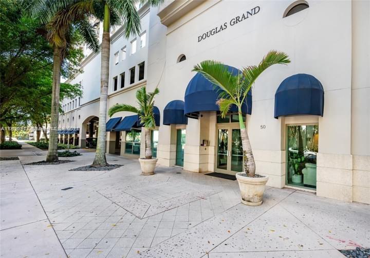 Great studio in the heart of Coral Gables, walking distances to Miracle Miles. Full equipped kitchen and washer / dryer inside.