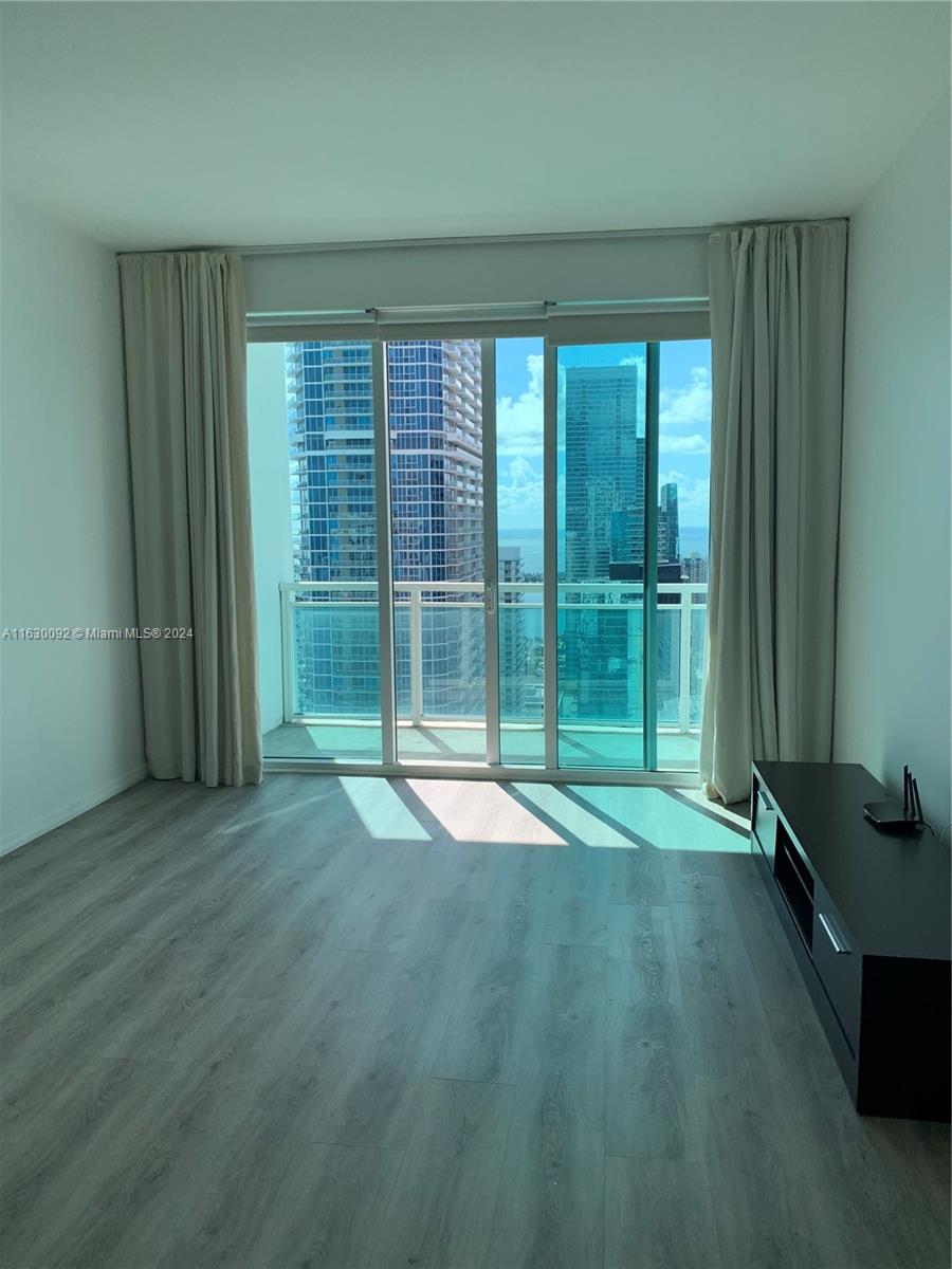 SPECTACULAR 1B/1B UNIT IN THE HEART OF BRICKELL. SPACIOUS KITCHEN WITH STAINLESS STEEL APPLIANCES, GRANITE COUNTER TOPS, WALK-IN CLOSET, OPEN BALCONY WITH STUNNING BAY VIEWS. RECENTLY REPLACED GREY/BROWN WOOD-STYLE FLOORS. BUILDING OFFERS 2 HEATED POOLS, FITNESS CENTER, SAUNA, GAME ROOM, CLUBHOUSE, WI-FI IN COMMON AREAS, 24 HRS. ATTENDED LOBBY. LOCATED JUST A BLOCK AWAY FROM MARY BRICKELL VILLAGE. HIGH CEILINGS.