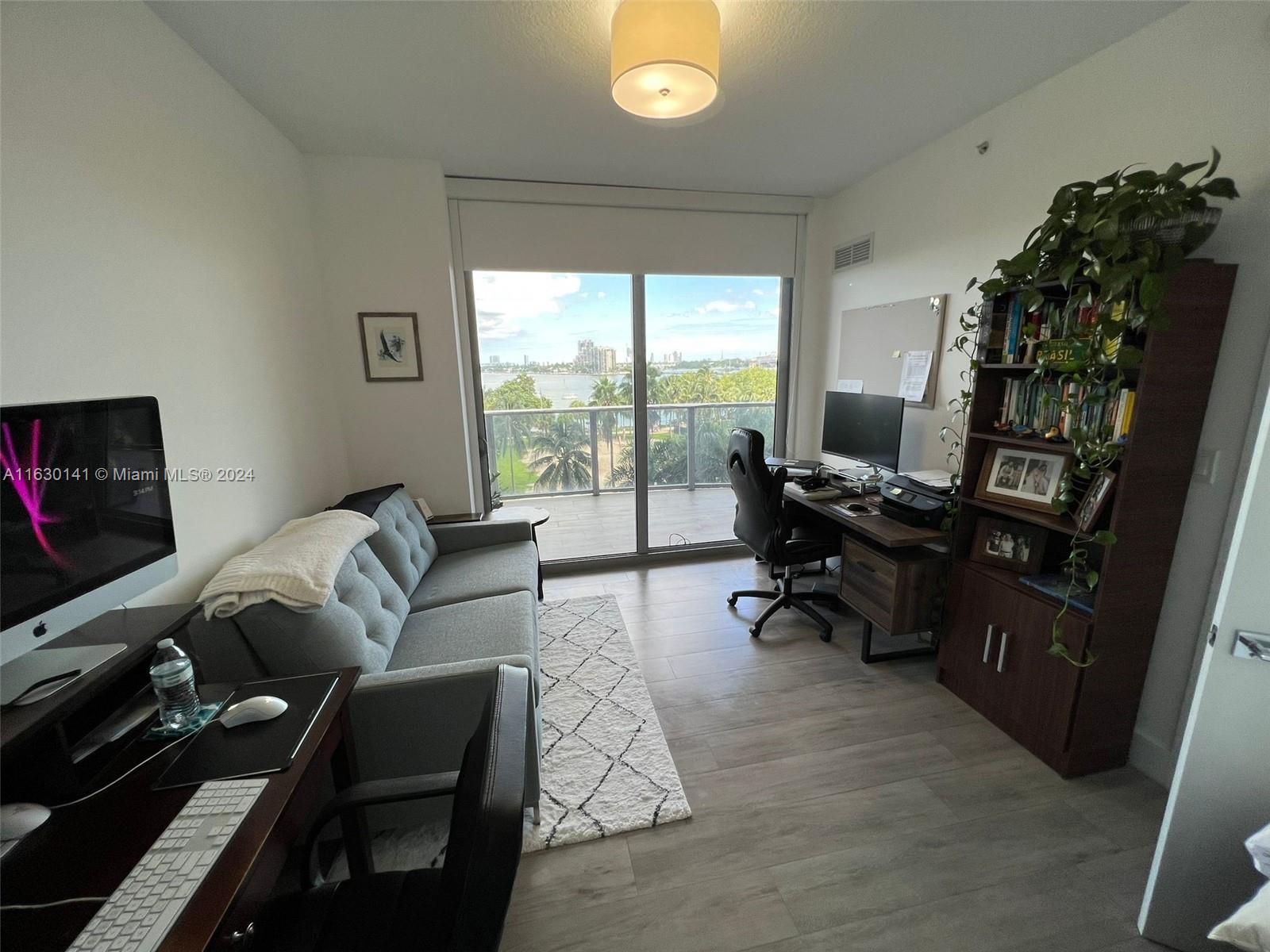 Gorgeous and spacious unit with spectacular direct water views located in the heart of Miami's Art and Entertainment District. All bedrooms have on suite bathrooms and custom closets. Live in luxury, call today for a showing!