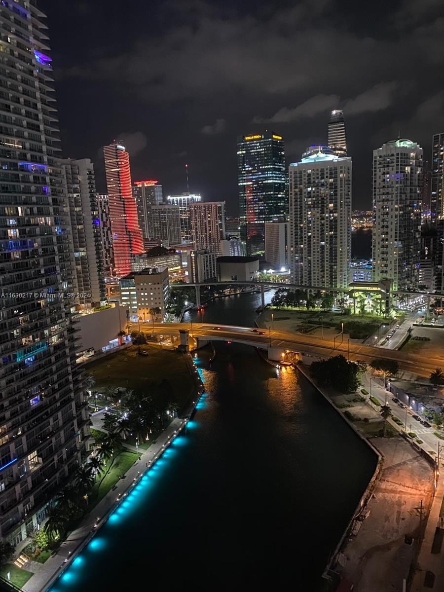 BEST LINE IN NEOVERTIKA, DIRECT UNOBSTRUCTED VIEWS OF THE RIVER AND BRICKELL SKYLINE, 2/2 LOFT WITH 1,337SFT, 2 RESTAURANTS ON THE RIVERWALK AND RESORT STYLE AMENITIES. PLEASE CALL L/A FOR SHOWINGS.