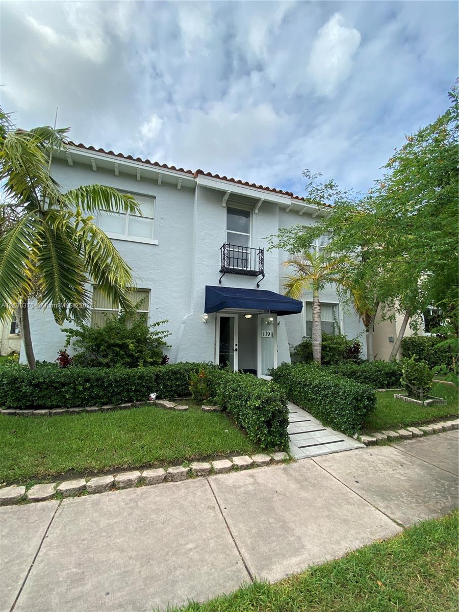 Studio freshly renovated with full equipped kitchen, in a small building in the heart of Coral Gables! Park in front, Publix 5 min. walking, Restaurants 10 min. walking! A peaceful neighborhood close to every part of Miami, 10 min. to Airport, 15 min. to Downtown, 10 min. to Coconut Grove.