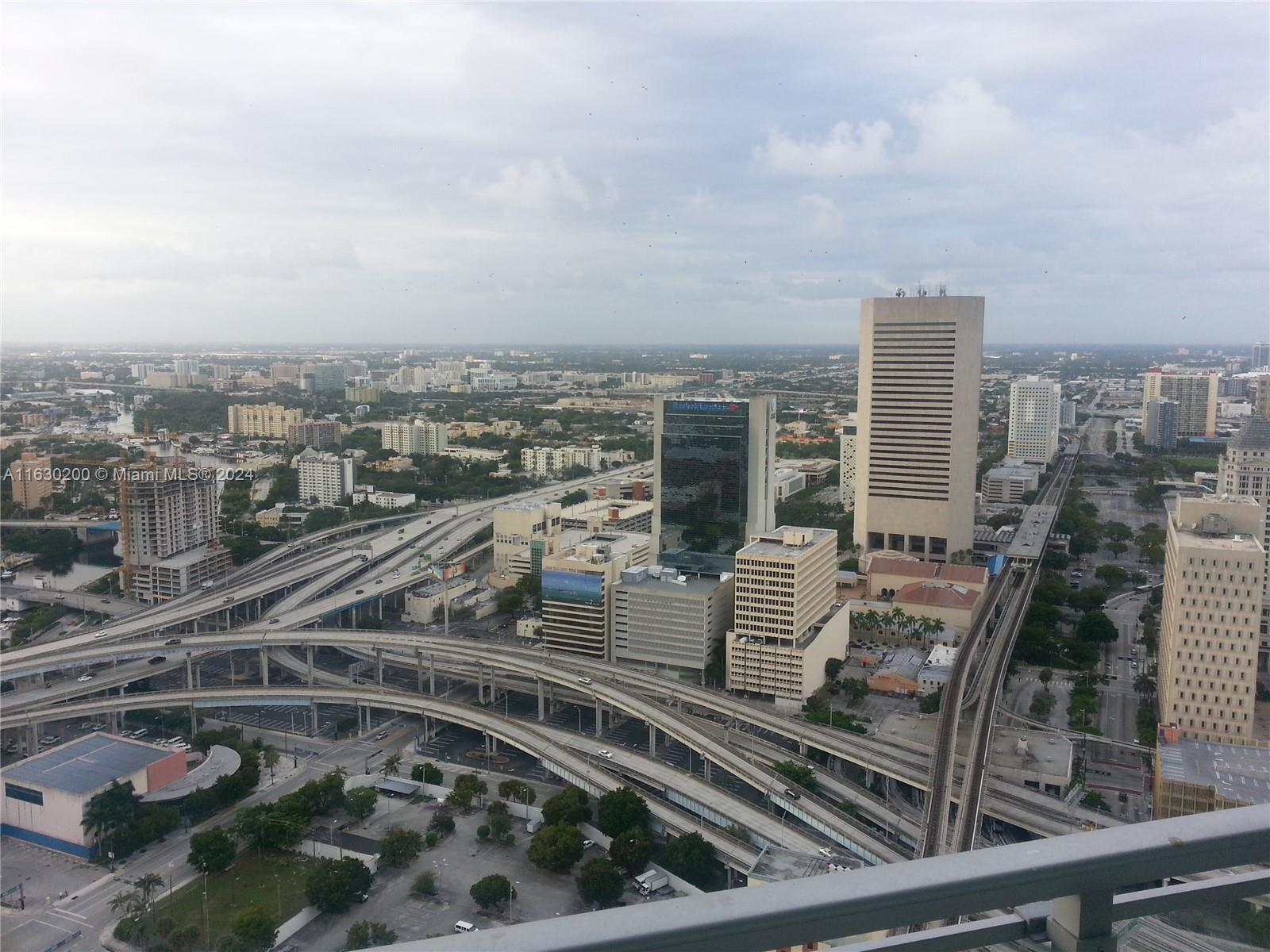 2/2 Penthouse unit with an oversized bedroom located in the luxurious Ivy condo. Unit features with tons of natural light, porcelain floors, walk in closet and stainless steel appliances in addition to the amazing skyline views. Just a few steps from Brickell City Centre and close to major attractions, restaurants, shopping and public transportation, easy access to I-95, the American Airlines Arena, Wynwood, South Beach, and Miami International Airport. Don't delay and miss out.