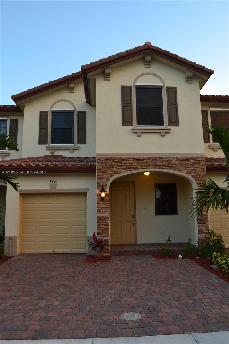 Beautiful Townhouse located in Vineyards Chateau community by Lennar with gated community. 3 Bedrooms, 2.5 bathrooms. Stainless steel appliances. Backyard with pavers. One car garage & driveway. 
Great amenities: Club house, community pool, child play area, gym and more. A must See !!!