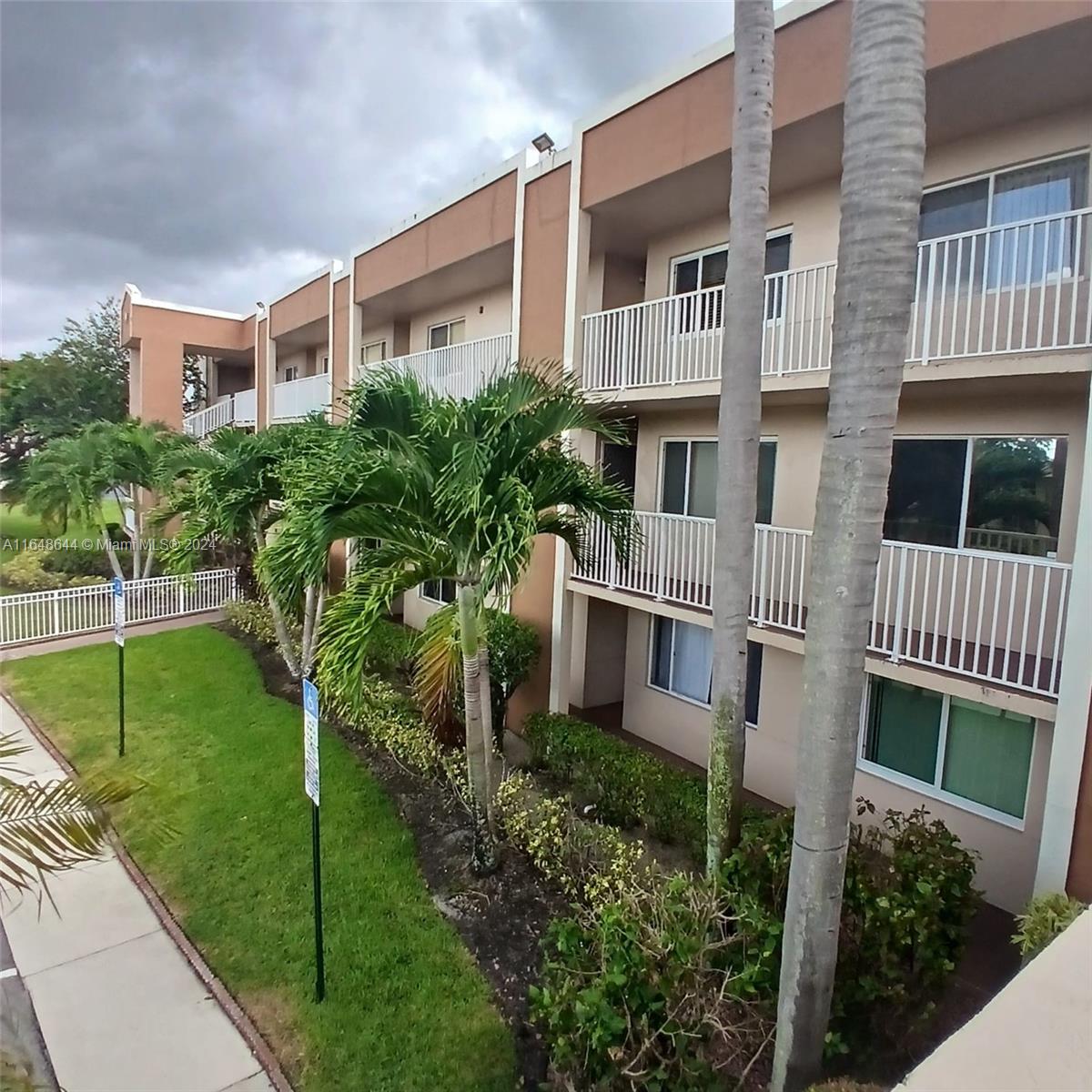 7136 S Devon Dr #207, Tamarac, Florida image 1