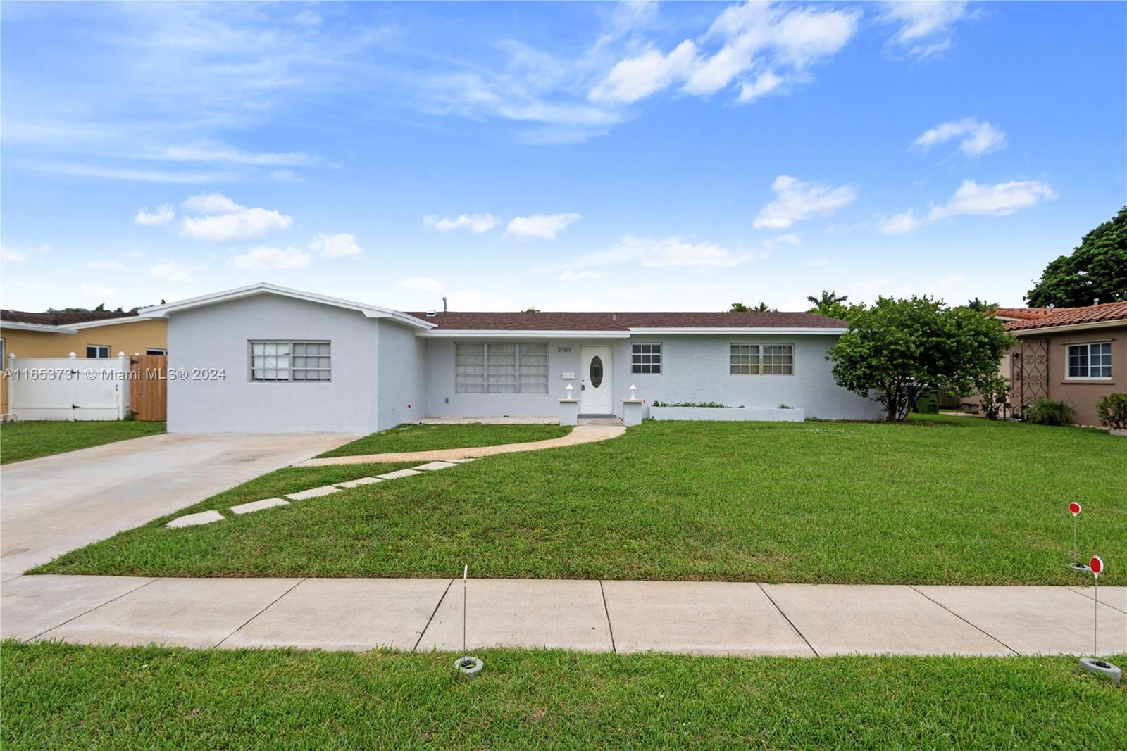 2101 NW 85th Way, Pembroke Pines, Florida image 2