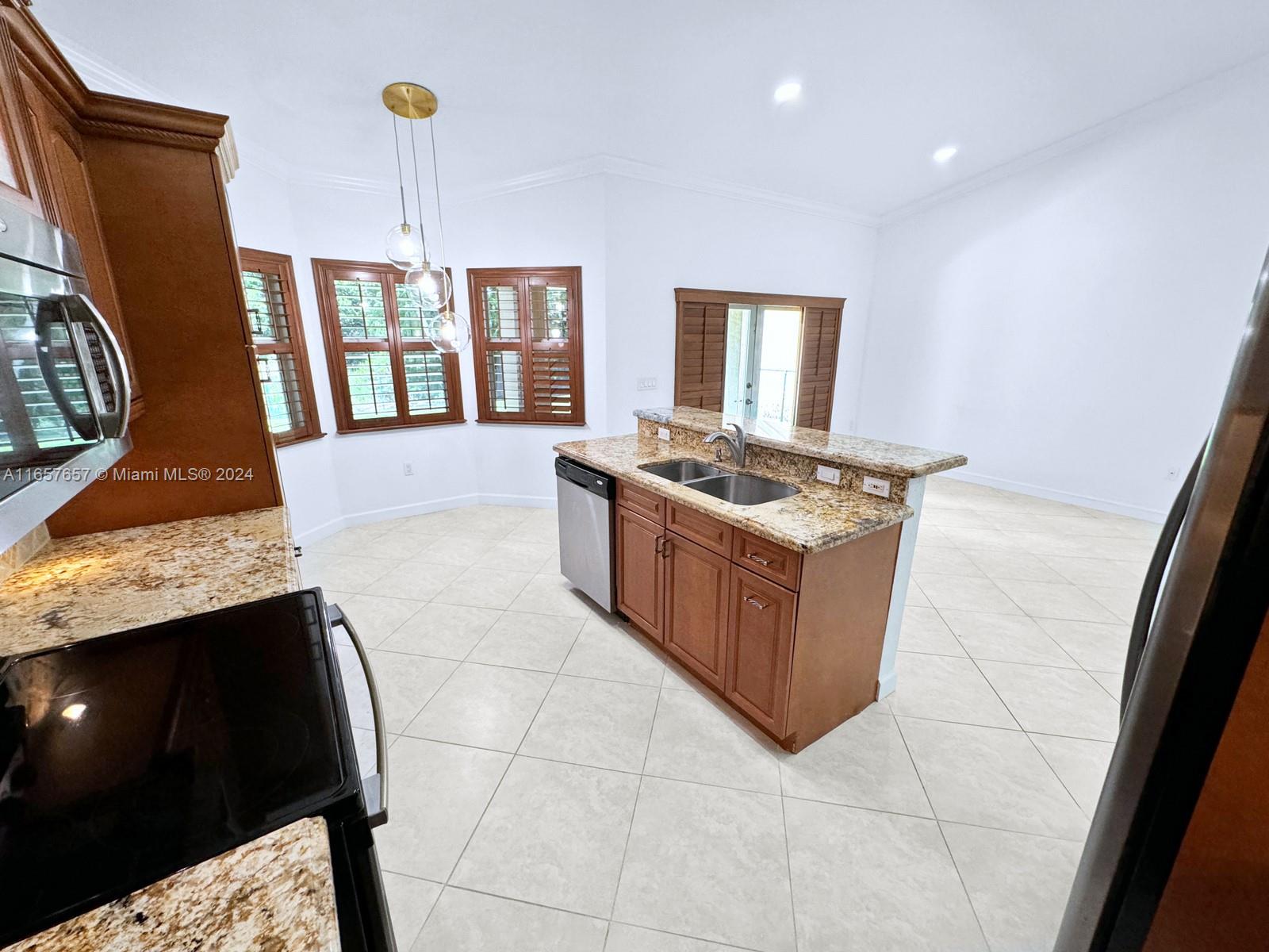 382 SW 200th Ter, Pembroke Pines, Florida image 15