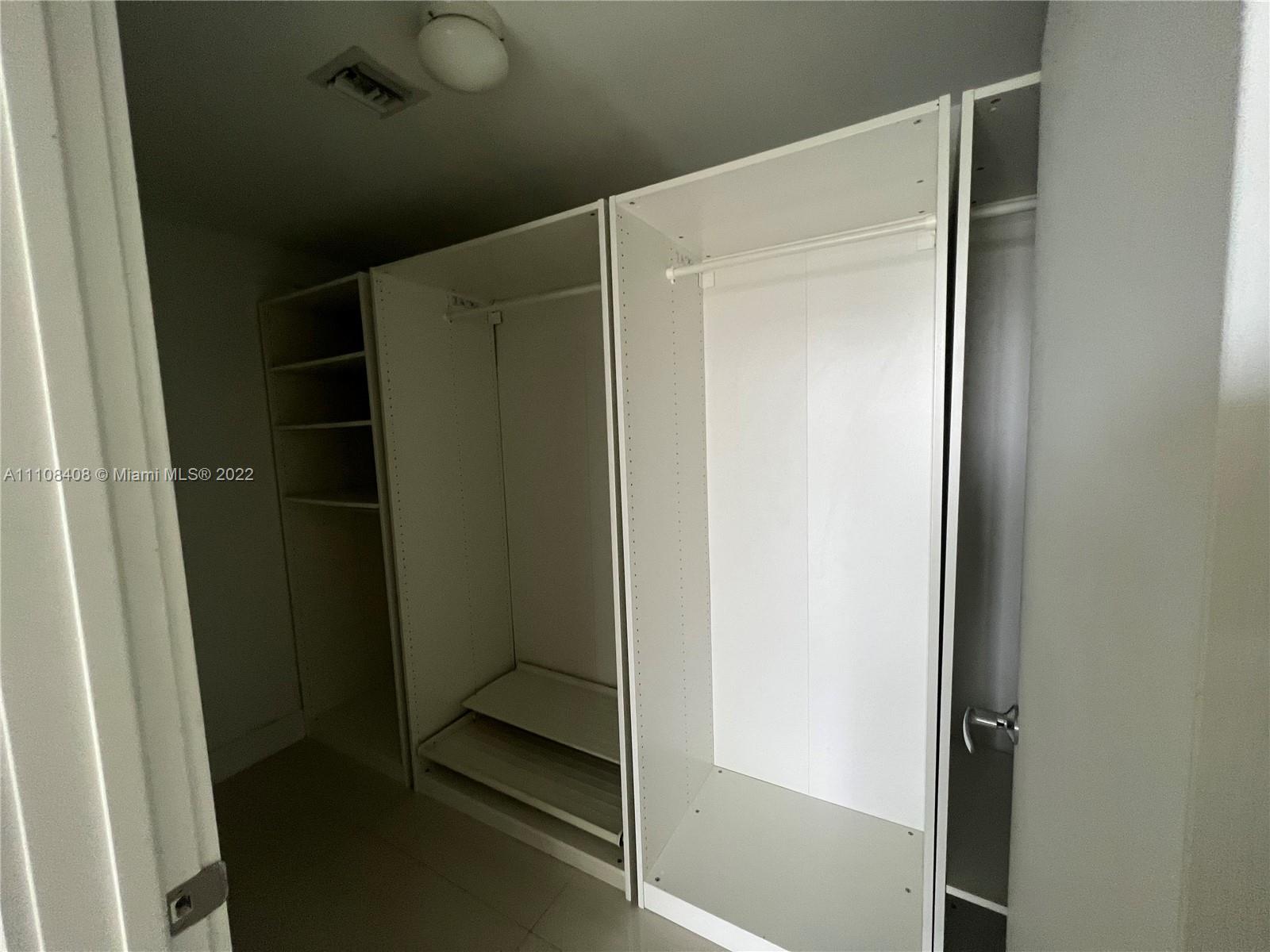 WALKING CLOSET