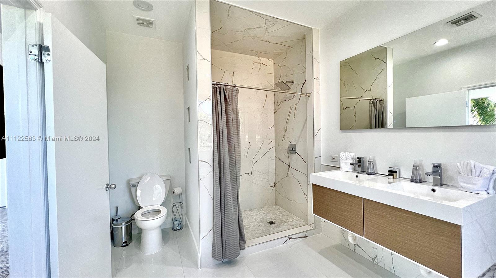 703 Harrison St, Hollywood, Florida 33019, 5 Bedrooms Bedrooms, ,3 BathroomsBathrooms,Residentiallease,For Rent,703 Harrison St,A11122563