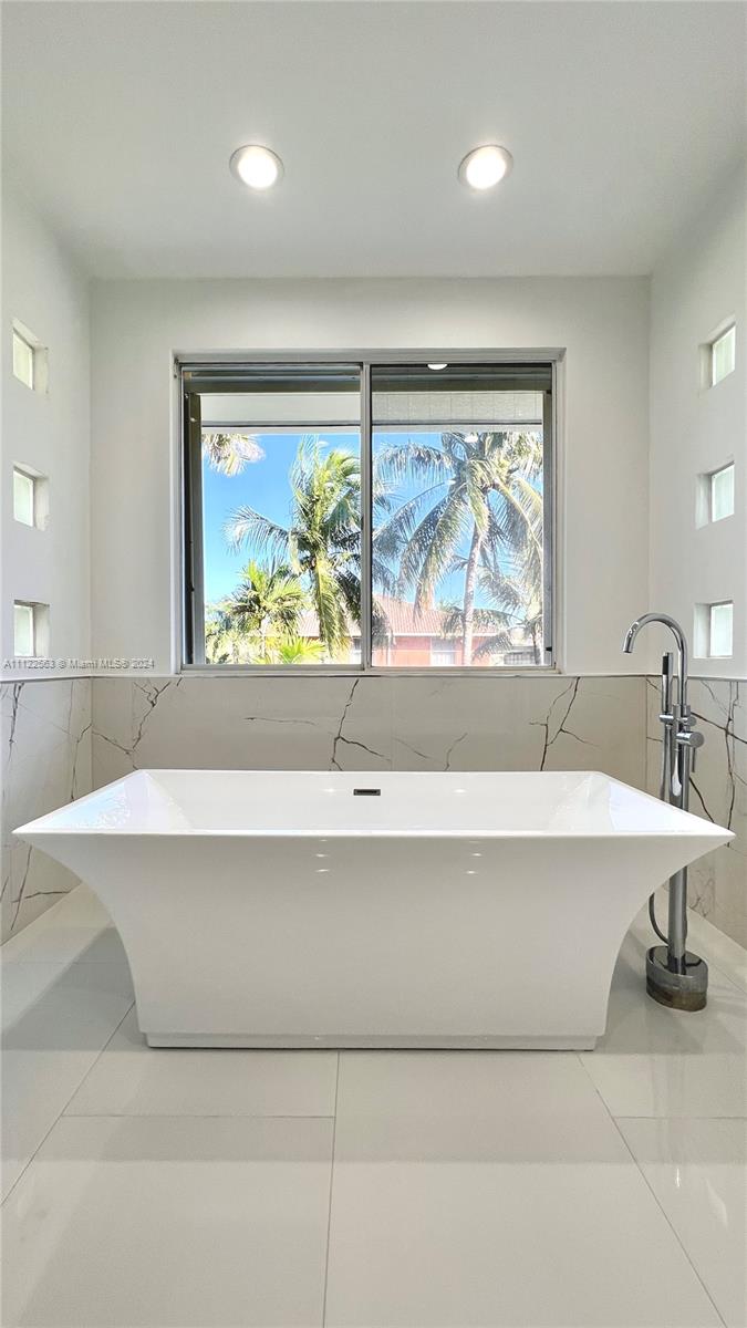 703 Harrison St, Hollywood, Florida 33019, 5 Bedrooms Bedrooms, ,3 BathroomsBathrooms,Residentiallease,For Rent,703 Harrison St,A11122563