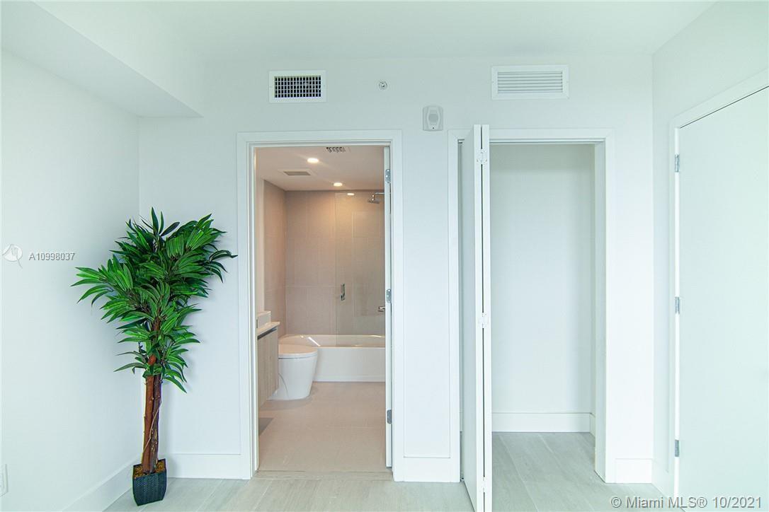 13800 Highland Dr 406, North Miami Beach, Florida 33181, 2 Bedrooms Bedrooms, ,2 BathroomsBathrooms,Residential,For Sale,13800 Highland Dr 406,A10998037