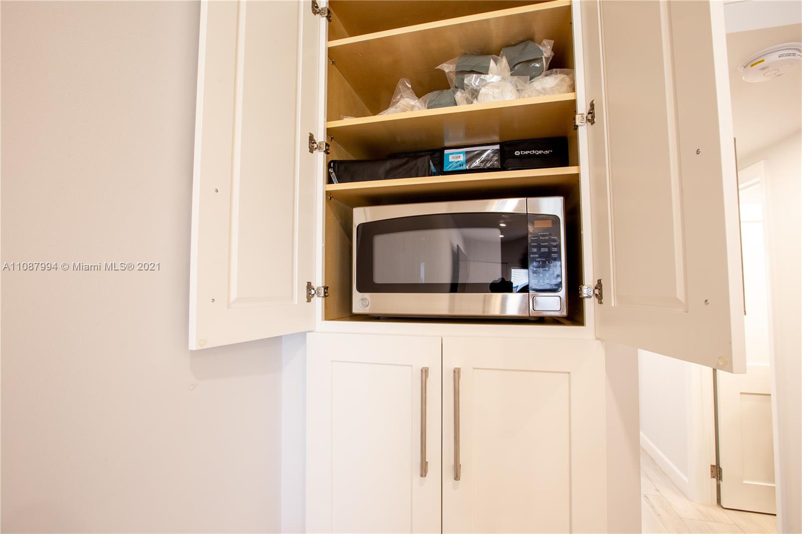 300 Oregon St 204, Hollywood, Florida 33019, 1 Bedroom Bedrooms, ,1 BathroomBathrooms,Residentiallease,For Rent,300 Oregon St 204,A11087994