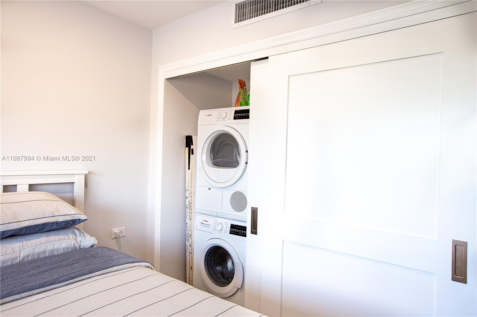 300 Oregon St 204, Hollywood, Florida 33019, 1 Bedroom Bedrooms, ,1 BathroomBathrooms,Residentiallease,For Rent,300 Oregon St 204,A11087994