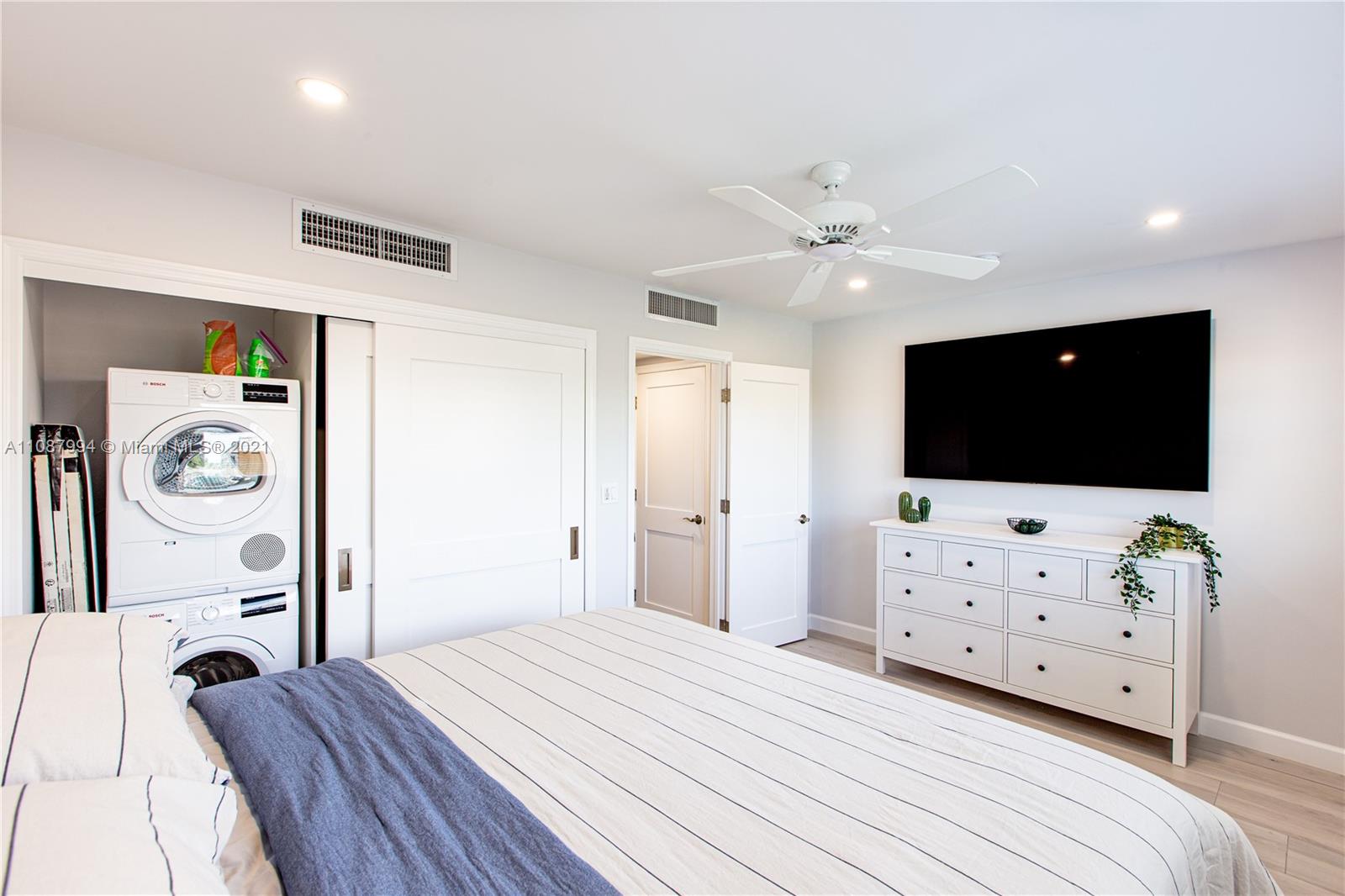 300 Oregon St 204, Hollywood, Florida 33019, 1 Bedroom Bedrooms, ,1 BathroomBathrooms,Residentiallease,For Rent,300 Oregon St 204,A11087994