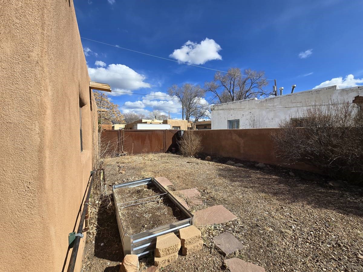 246 Casados, Santa Fe, New Mexico 87501, 2 Bedrooms Bedrooms, ,2 BathroomsBathrooms,Residential Lease,For Rent,246 Casados,202400767