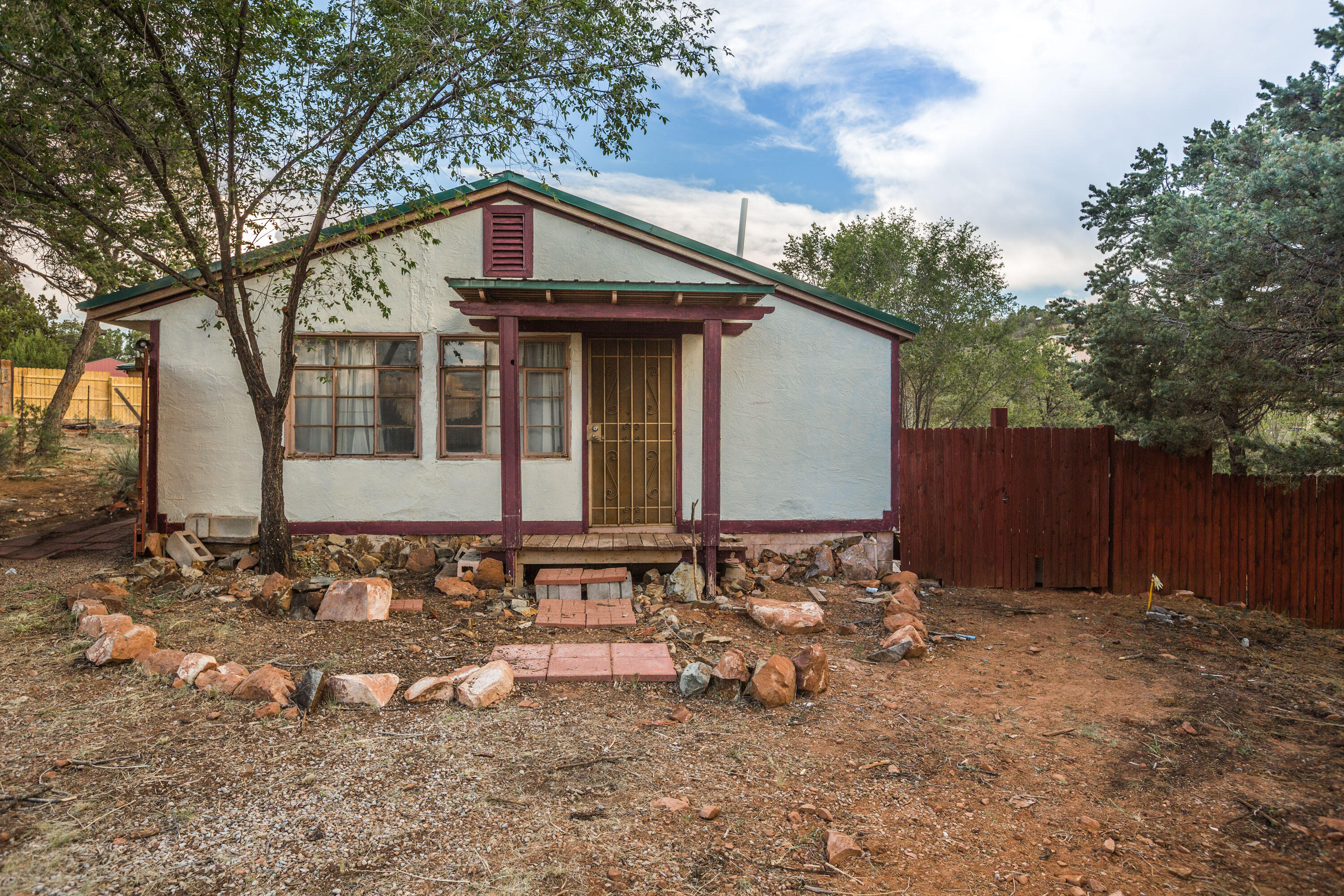 What An Opportunity In The Desirable Sandia Knolls! Master Bedroom Has Separate Entrance, Kitchenette, Private Bath And Could Be A Separate Studio Rental Unit Or Home Office. Hardwood Floors (Living Room & 3 Bedrooms, Knotty Pine Walls And Amazing Views. Half Acre With Trees. On Private Water System. Paved Road. A Little TLC And This Cute House Could Be Incredible. Being Sold ''As-is''.