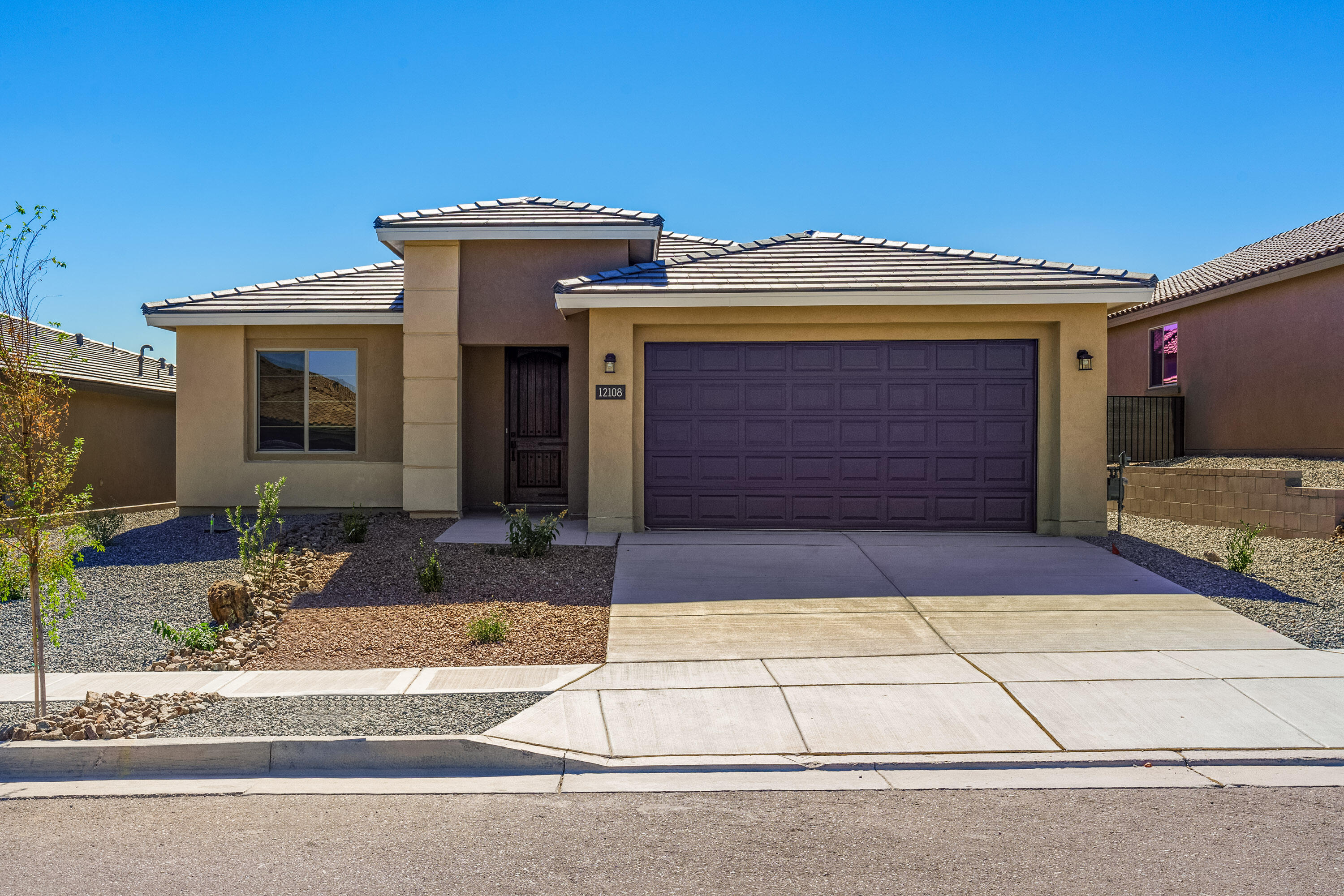 Brand New, Never-Lived-In Manzanita home by Pulte in our gated community with a spacious 2-acre park! This home blends modern and traditional, showcasing beautiful white cabinets throughout, figured gray granite kitchen countertops with a sumptuous subway tile backsplash and wonderful wood-look luxury plank flooring. The kitchen sports our Chef Kitchen with a stainless-steel gas cooktop, vent hood and wall ovens. This home has a light and bright den/study that at the front of the home, ideal for working from home or as a play-space. The exceptionally open floor plan is delight and great for entertaining. The oversized, extended Owner's Suite includes an attractive bay window for added light and space. Outstanding Green-Build Gold construction for extreme comfort and efficiency. Must see