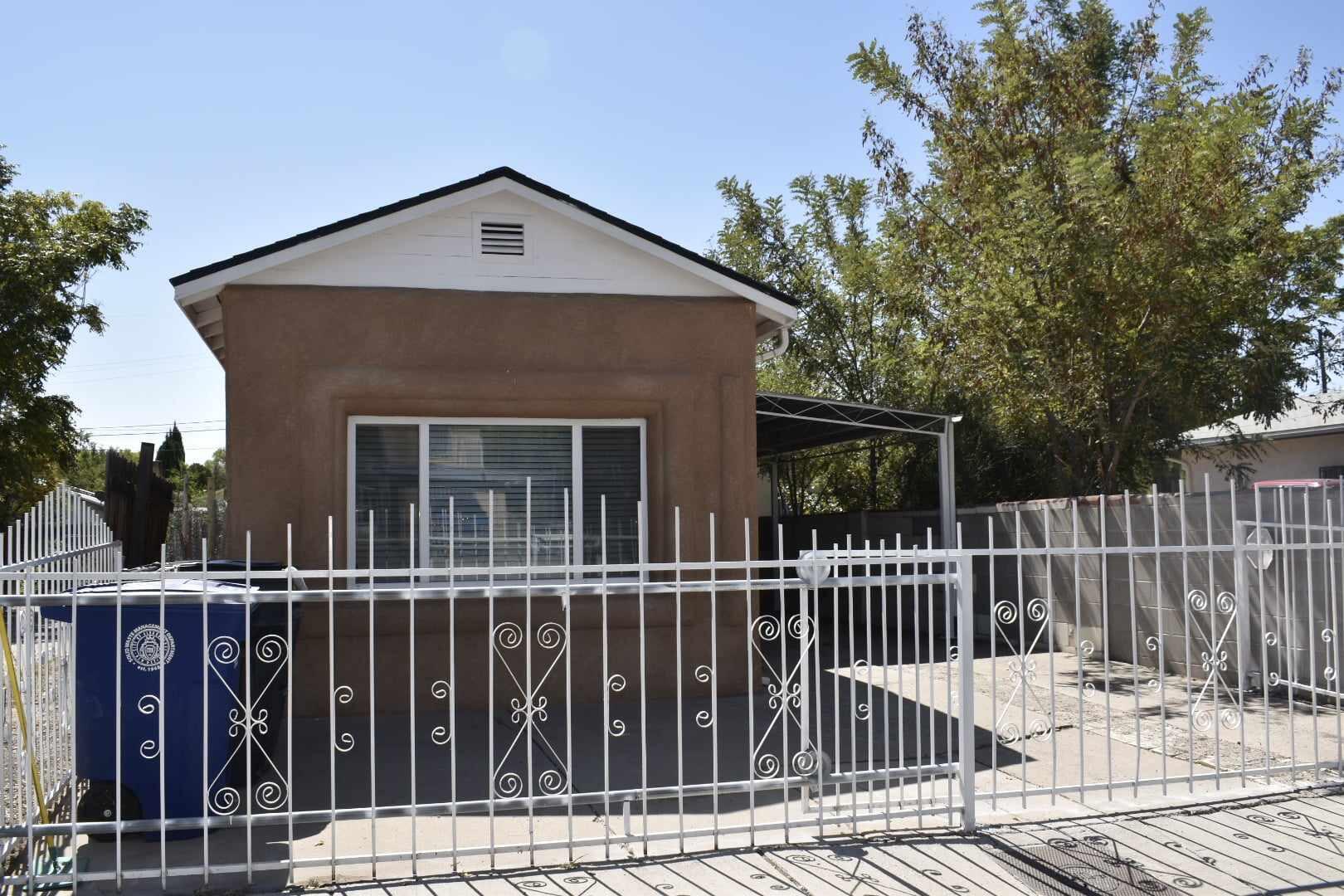 Cute 2 bedroom,  1 bath home located 1 minute away from the zoo, Tingley beach and very close to downtown.  This home has a nice little backyard for private get togethers. Come see this great opportunity and make it your own.