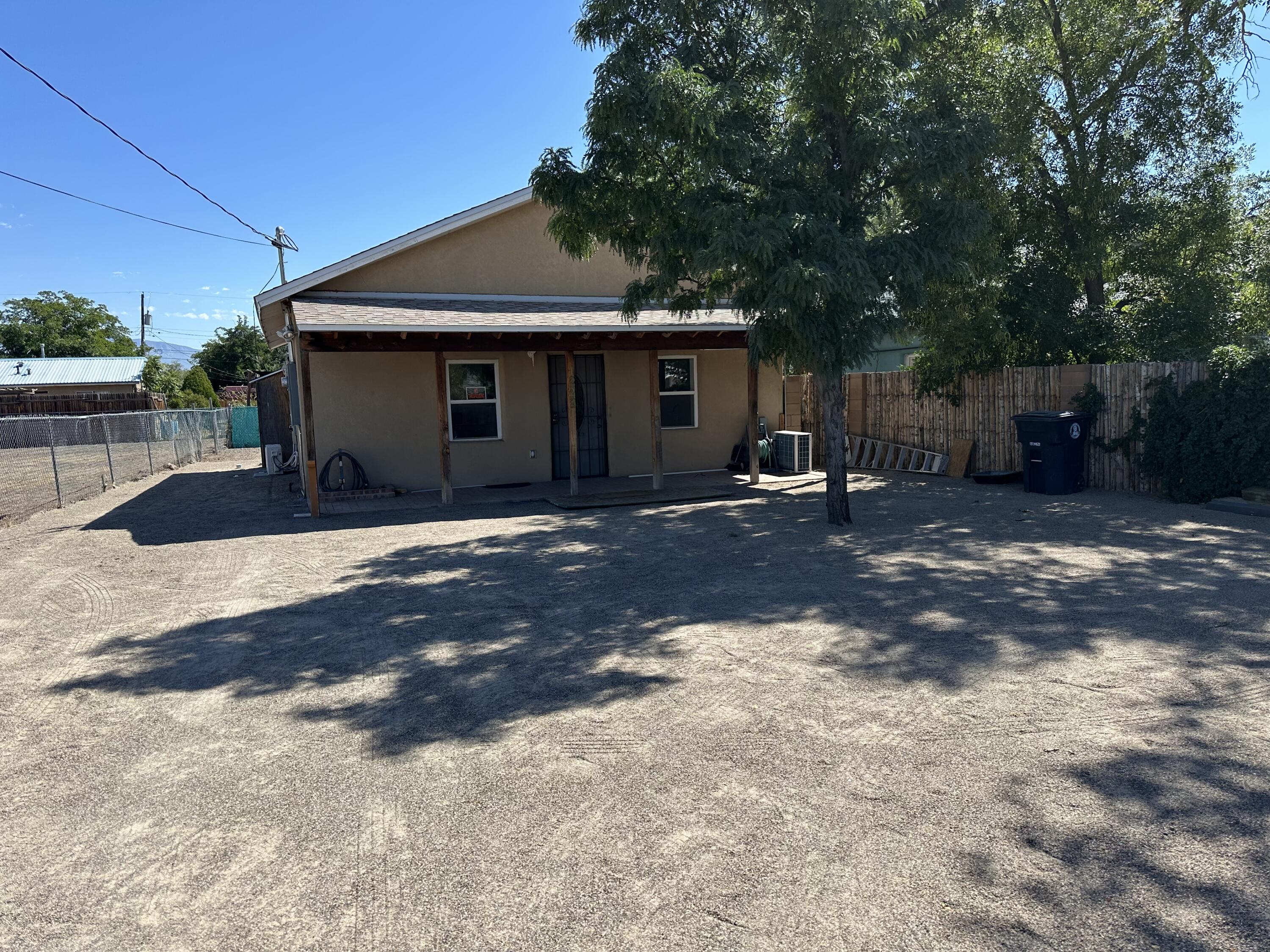 Beautiful remodeled Adobe Casita near old town, downtown, I40 and the Indian Pueblo Cultural Center. Home is featuring a new kitchen with quartz counter top and laminated flooring throughout the house. 3 New Mini-splits units, one for each bedroom and one for the Living room and kitchen. Front yard is big and provides plenty off street parking for your vehicles.