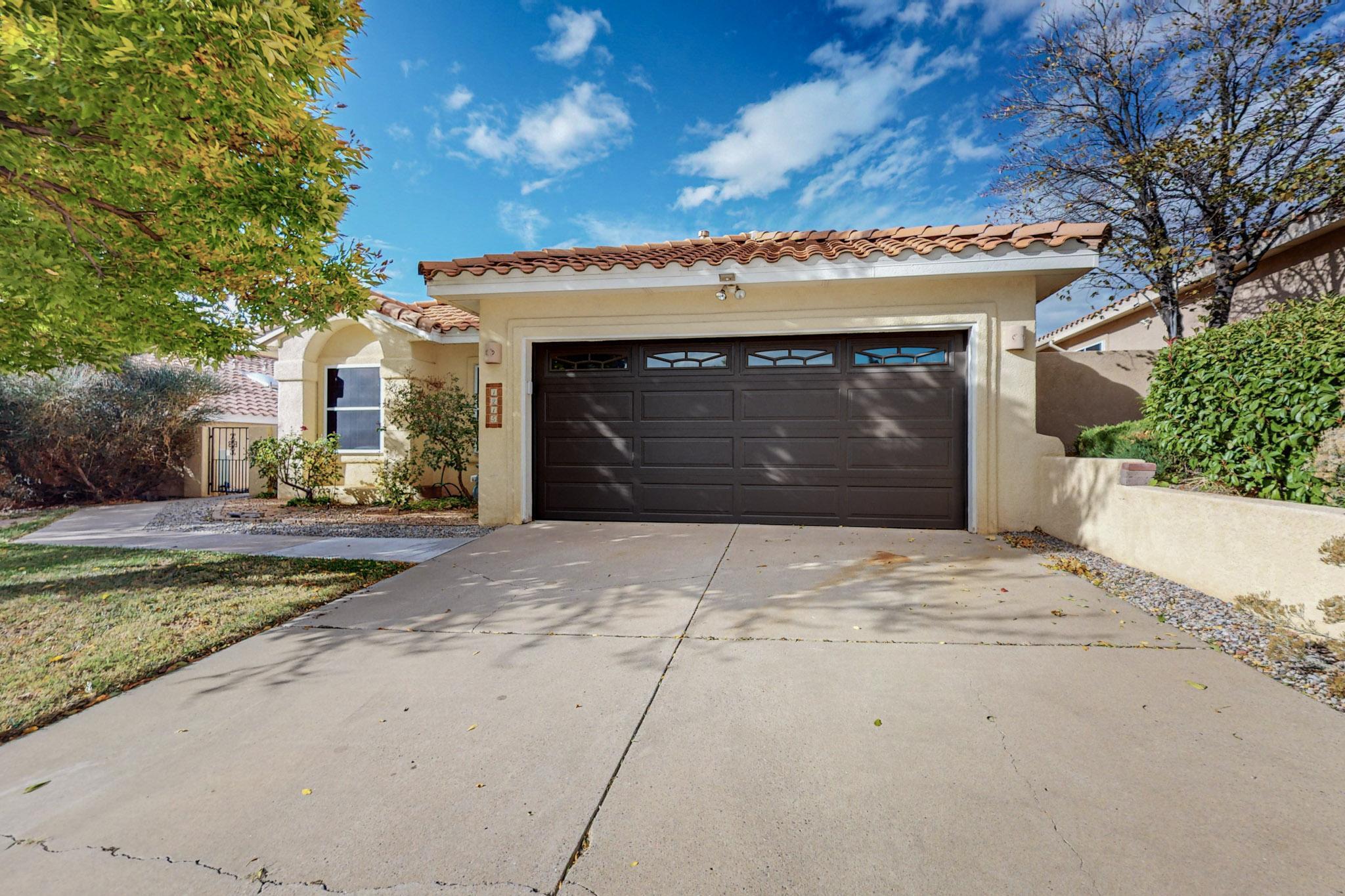 Lovely home in highly sought after Pinnacle View Sub'd just around the corner from Embudo Hills Park in the shadow of the Sandia Mountains. Hiking/ Biking trails, more parks, schools, shopping, freeway access all just minutes away. This wonderful home boasts soaring vaulted ceilings with generous main living room featuring tons of windows that let the light pour in. Dining room plus breakfast nook allow plenty of space for dinner guests plus kitchen with gorgeous granite counter tops, side by side refrigerator, pantry, gas stove, built in microwave, and gorgeous tile flooring. Split primary bedroom with primary bath offering separate shower, large jetted garden tub, double sink vanity, walk in closet and more. Refr. air, two additional bedrooms and another full bath round this one out .