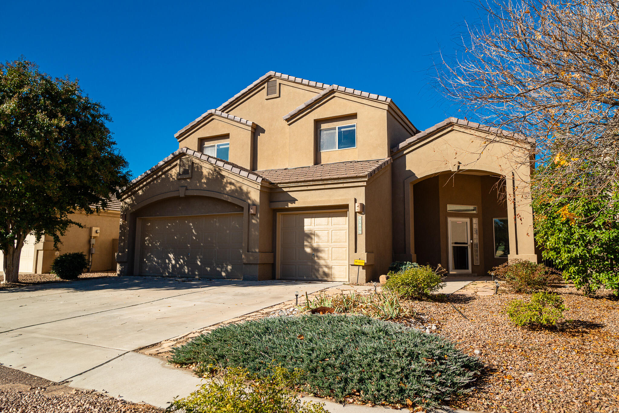 This stunning residence seamlessly combines functional and formal living with its open-concept design. The main floor boasts generous space, including a formal living area, a cozy family room, a dining room, and a guest bedroom with a full bathroom. The inviting kitchen is a chef's dream, featuring granite countertops, a large pantry, a charming breakfast nook, and a gas connection beneath the cooktop.Upstairs, you'll find a spacious master suite complete with a jetted tub, separate shower, expansive walk-in closet, and a private balcony. Additionally, there are two guest bedrooms, a versatile loft, and another full bathroom.