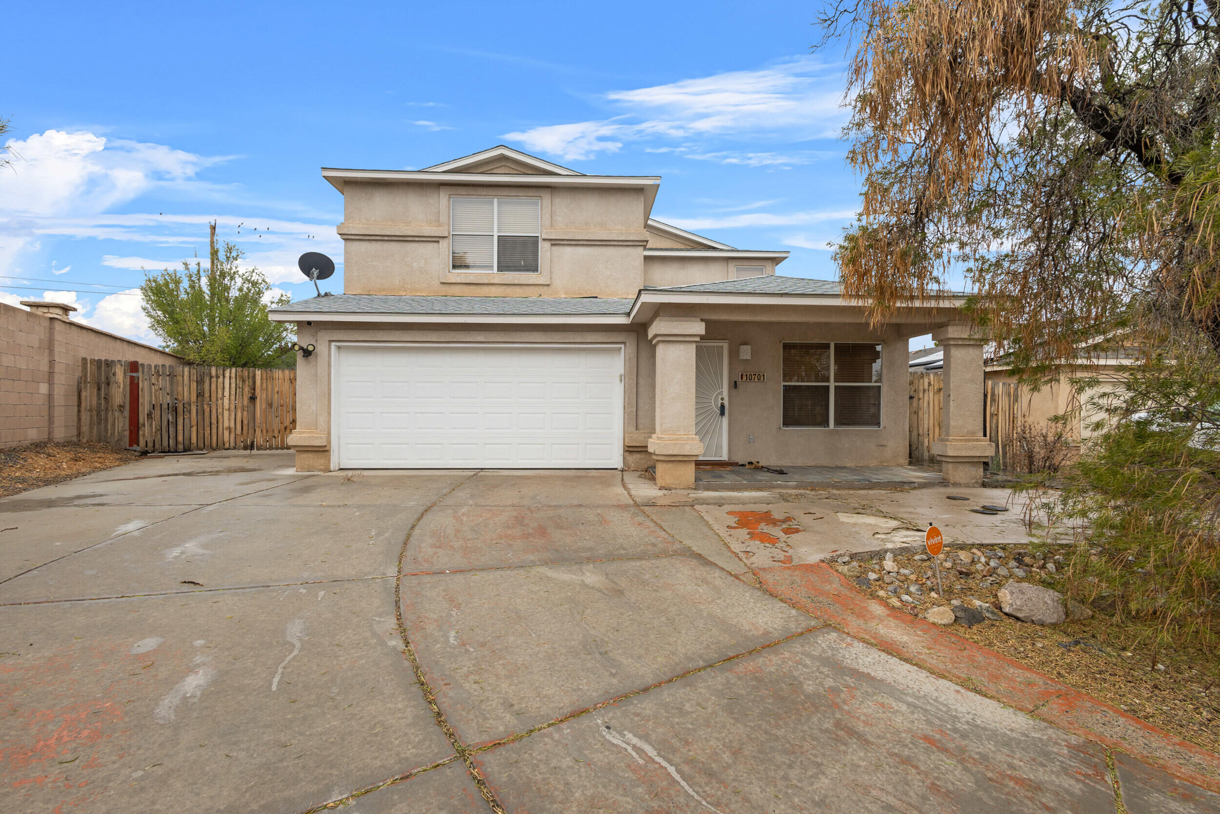 Welcome to this beautiful, spacious home, perfectly situated for its next owner! Boasting 5 bedrooms, 3.5 bathrooms, and a versatile loft, this property is designed for comfort and convenience. The kitchen features stainless steel appliances, and the expansive driveway provides ample space for RV or boat parking with side access. The primary bedroom, conveniently located on the first floor, includes bathroom with a garden tub, separate shower, double sinks and walk in closet. Situated in Stonebridge Community, residents enjoy access to a refreshing pool and park. Ideally located near shopping, dining, entertainment, and just minutes from Rust Medical Center.