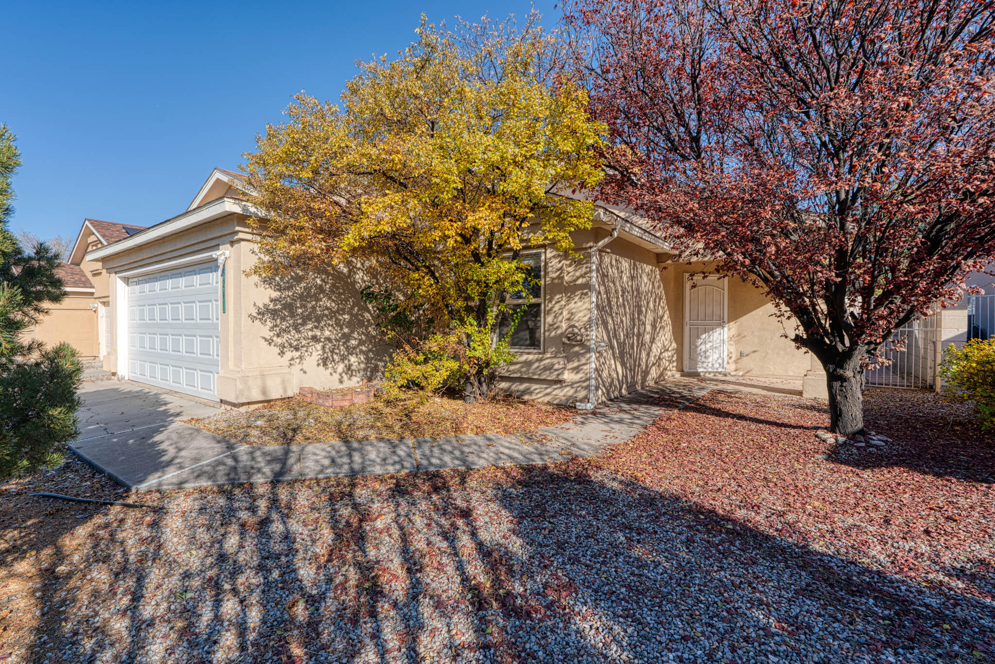 This 3-bedroom, 2-bath home offers a bright open floorplan, two living areas, and vaulted ceilings in the living room and primary bedroom. The modern kitchen features stainless steel appliances, and the primary suite includes a walk-in closet and updated walk-in shower.  The low-maintenance backyard has artificial grass, a garden area, and a patio for relaxing or entertaining. Conveniently located near I-40, hiking trails, and parks. Don't miss this one!