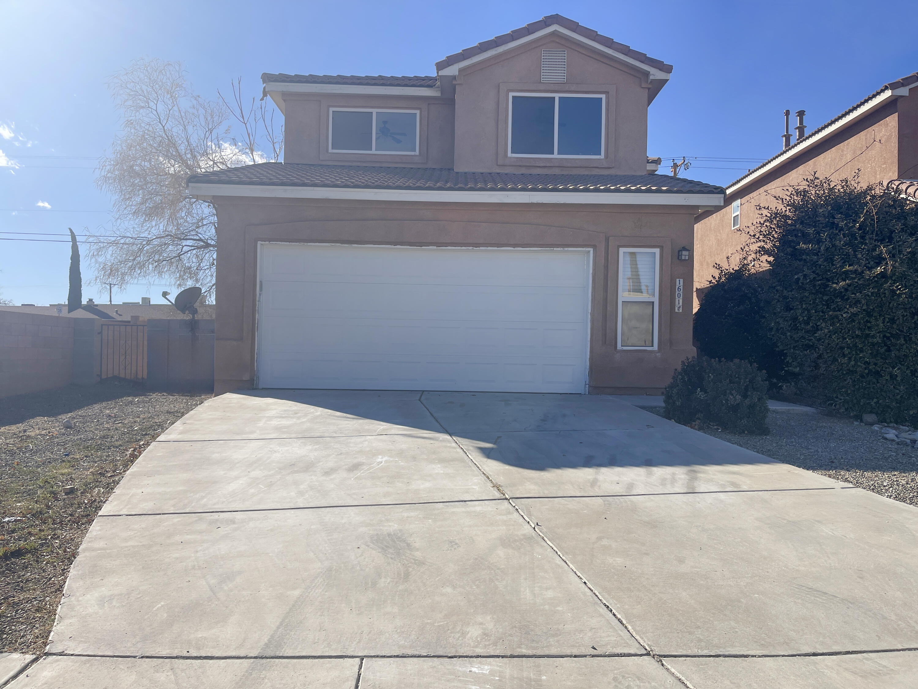 Located in the beatiful Vista Manifica Neighborhood. This home has many new improvements. New flooring, appliances, garage door, paint and so much more. This a very roomy home with fireplace, 2 large living areas, 3 bedrooms upstairs and 1 bedroom down stairs. Utility room is located upstairs.