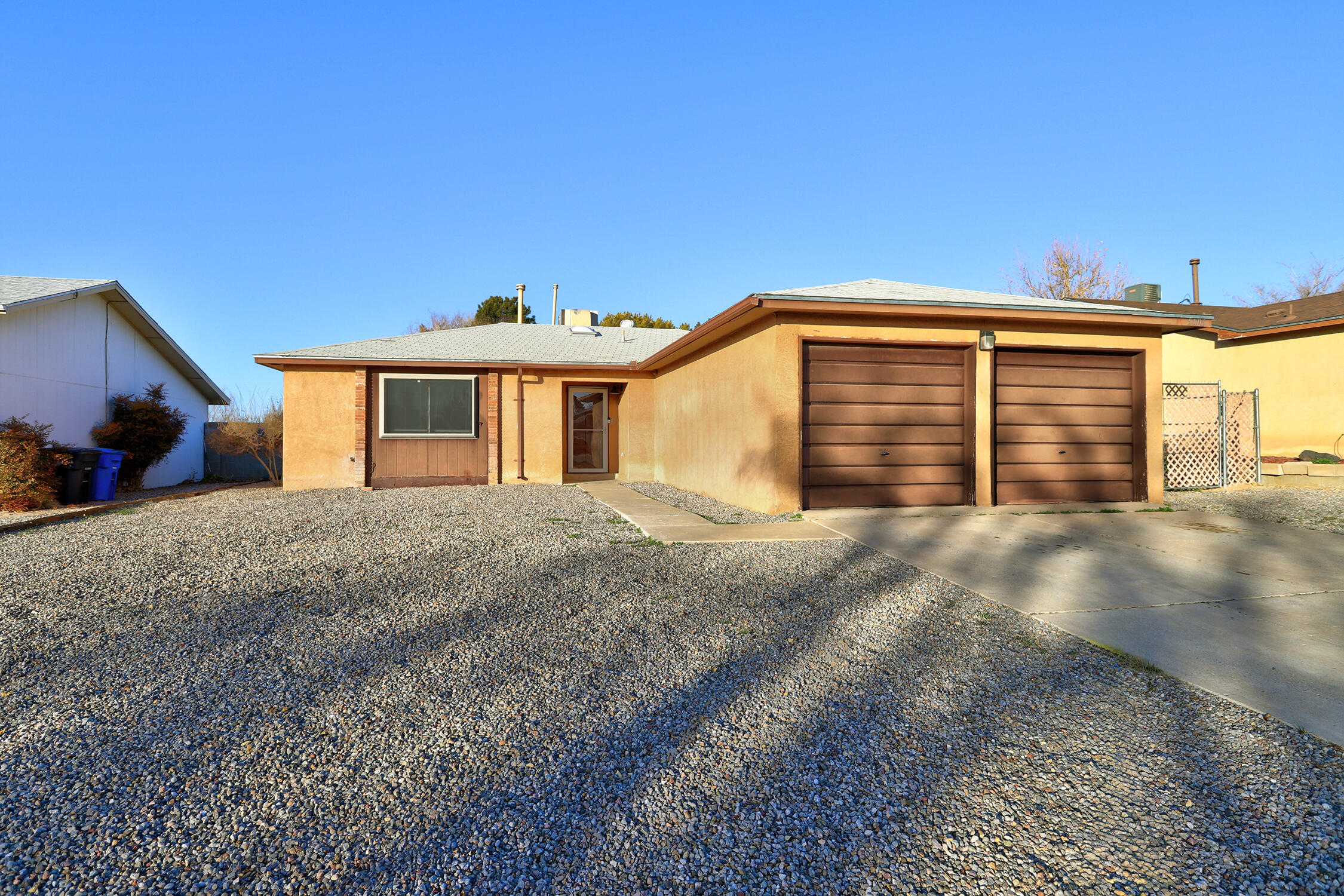 Wonderful home ready for your buyer. The backyard is perfect for gatherings, play time enjoying the mountain views. Save parking and traffic during the Balloon Fiesta and watch them from your own yard. Traansportation and restaurants nearby.
