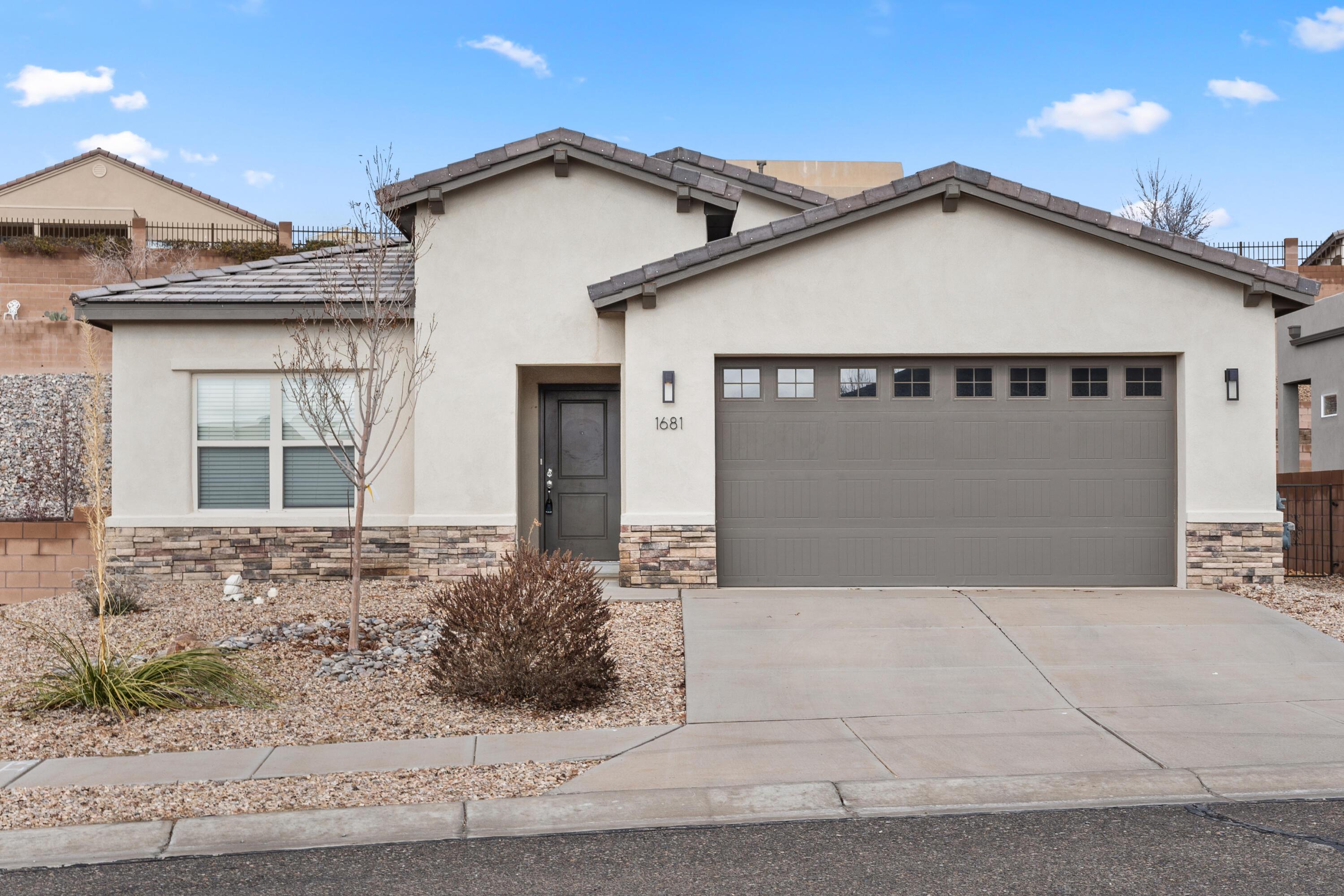 1681 Camino Corona, Los Lunas