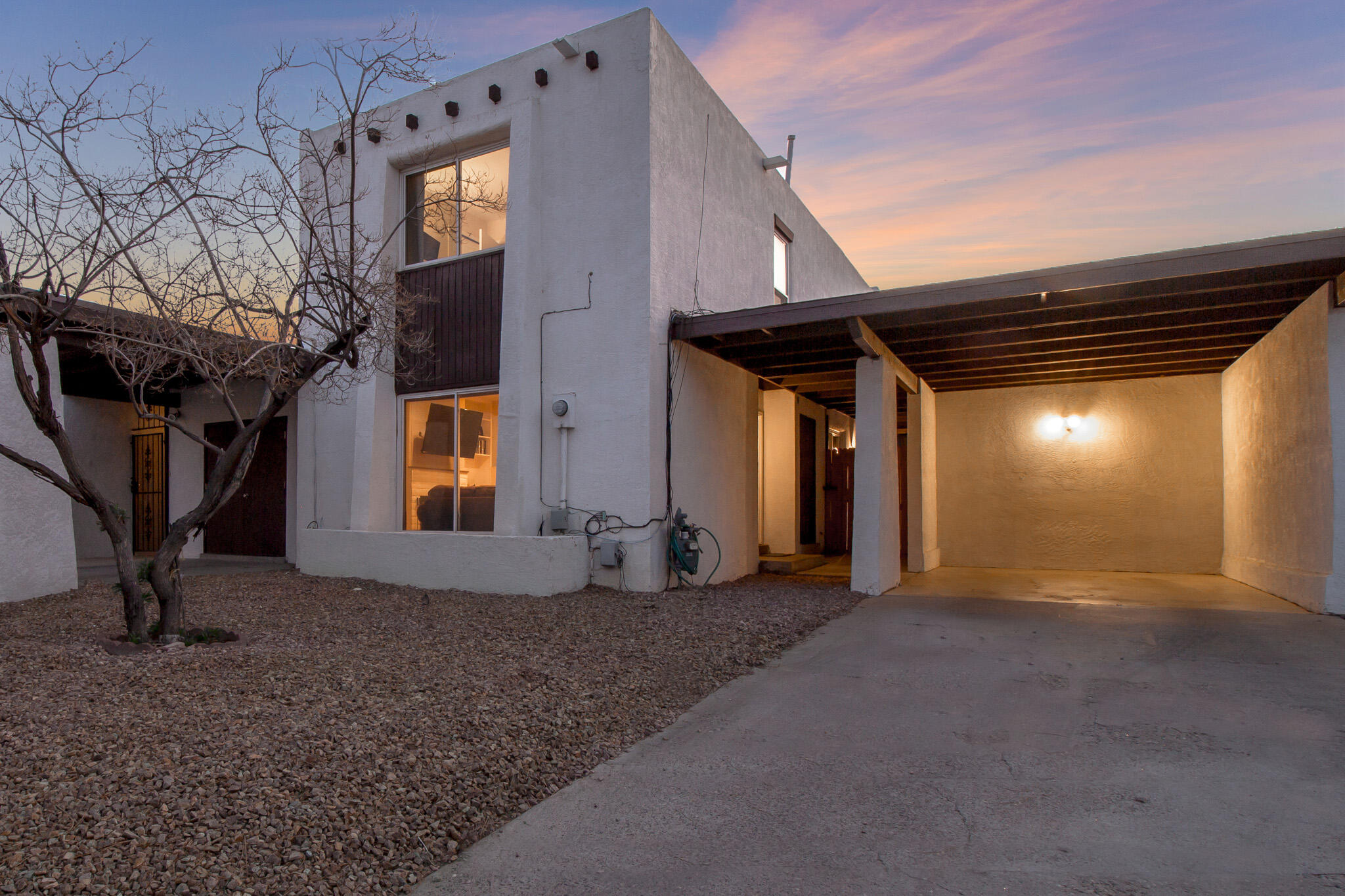 This beautifully maintained three-bedroom townhome in Northwest Albuquerque offers a well-designed layout with thoughtful details, ample storage, and a welcoming outdoor space. Located in a desirable community with excellent amenities, this home is perfect for comfortable and convenient living. Key Features: Three bedrooms upstairs, including a primary bedroom with two large closets. Kitchen centrally located, connecting to the dining room while maintaining its own defined space. Large living room with a fireplace, built-in shelves, and additional storage, creating the perfect setup for a large TV. Elegant flooring throughout the downstairs, featuring Saltillo tile, Lapis, and Goldstone for a
