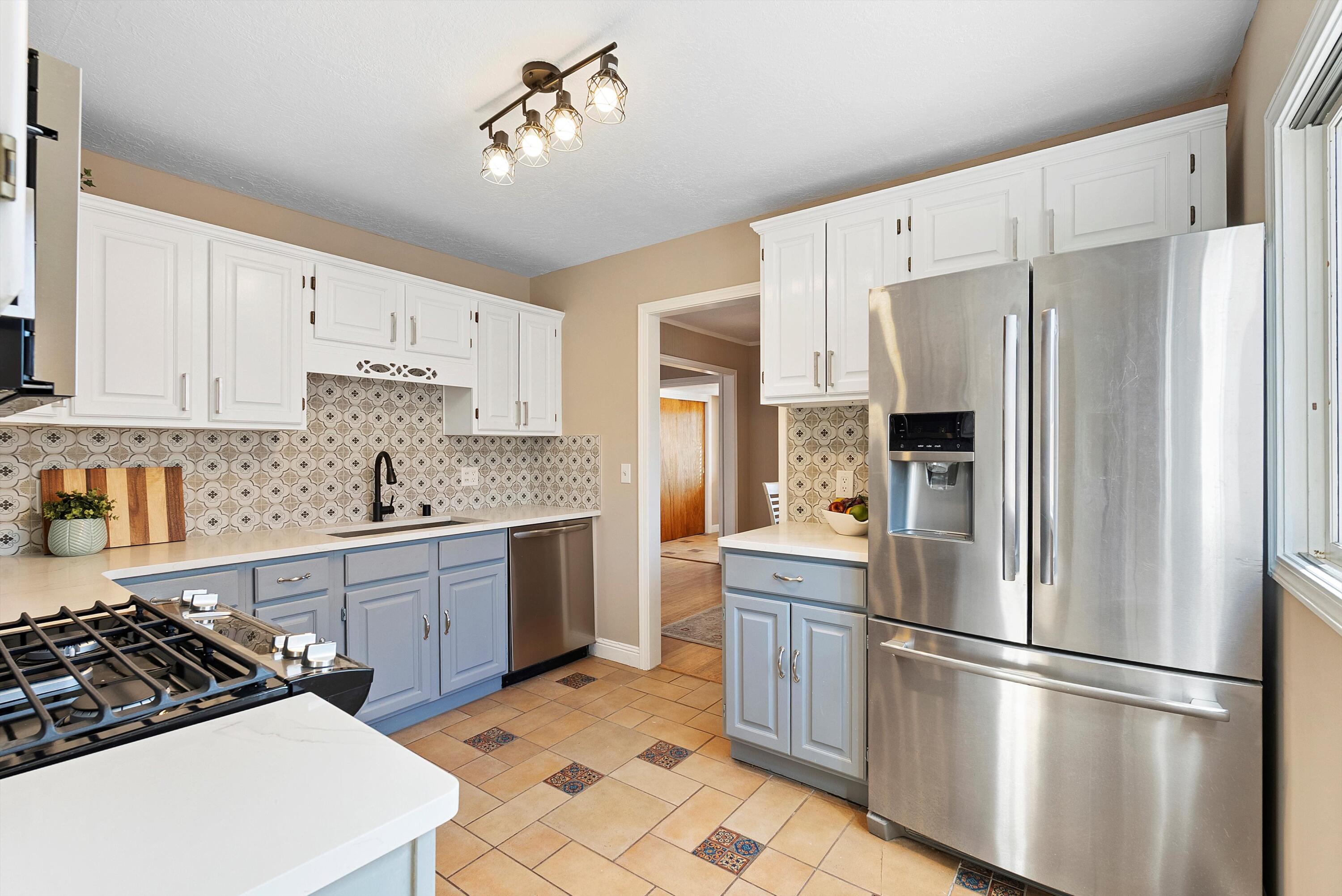 2car garage in Nob Hill/Parkland Hills! Light & bright South UNM home, freshly remodeled and move-in ready! Updated kitchen w/ stainless appliances and new quartz counters. Original hardwood floors, new paint, fixtures and blinds throughout. Large primary suite has updated ensuite bath, large walk-in closet and it's own access to private patio and courtyard. Brand new TPO roof, recent cooler, and furnace recently maintenanced. Lots of storage space w/ large closets and built-in cabinets. Large parking area in rear. Great location on tree lined street just blocks from Ridgecrest park.