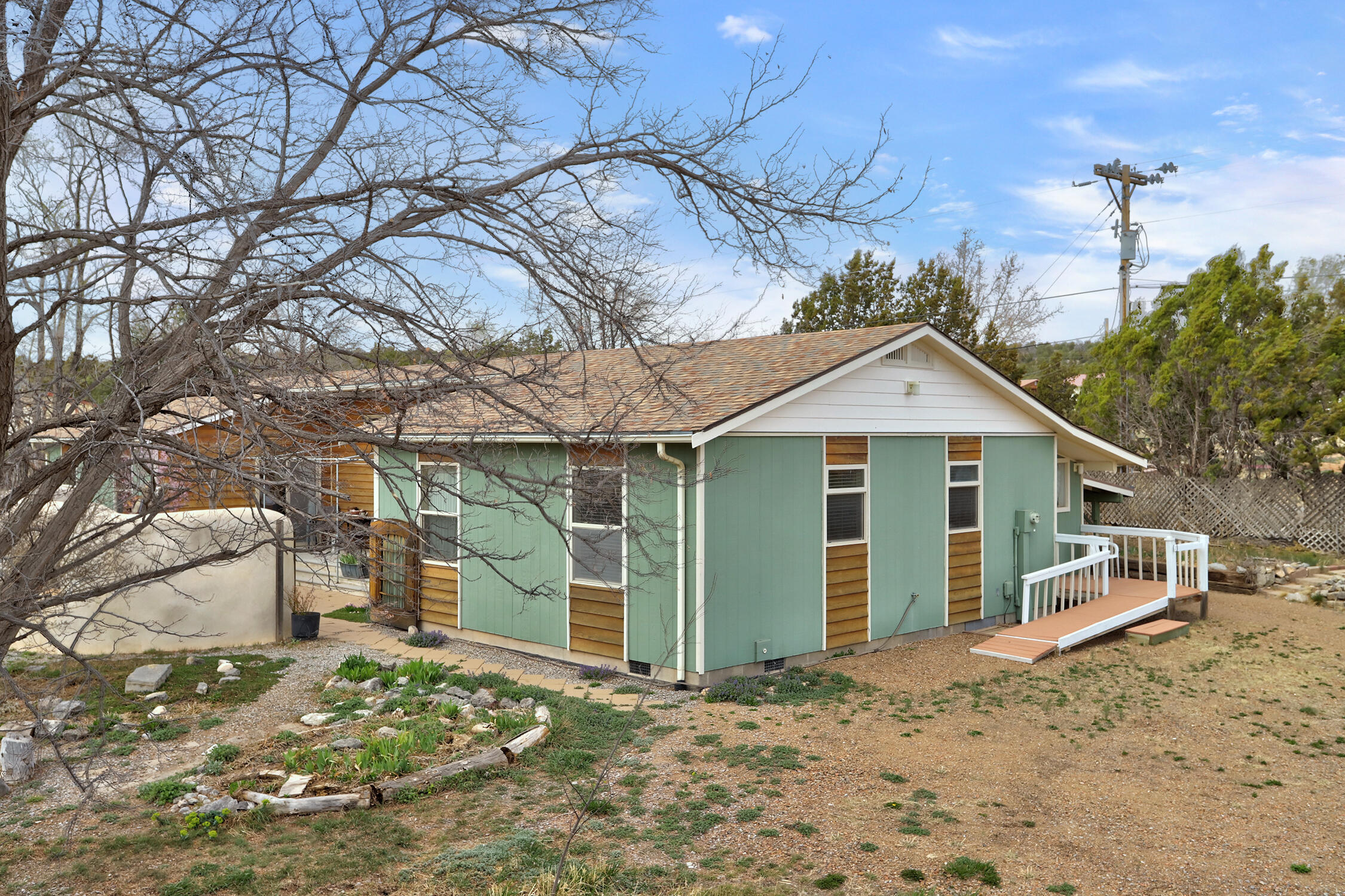 127 SKYLINE Drive Edgewood, NM 87015