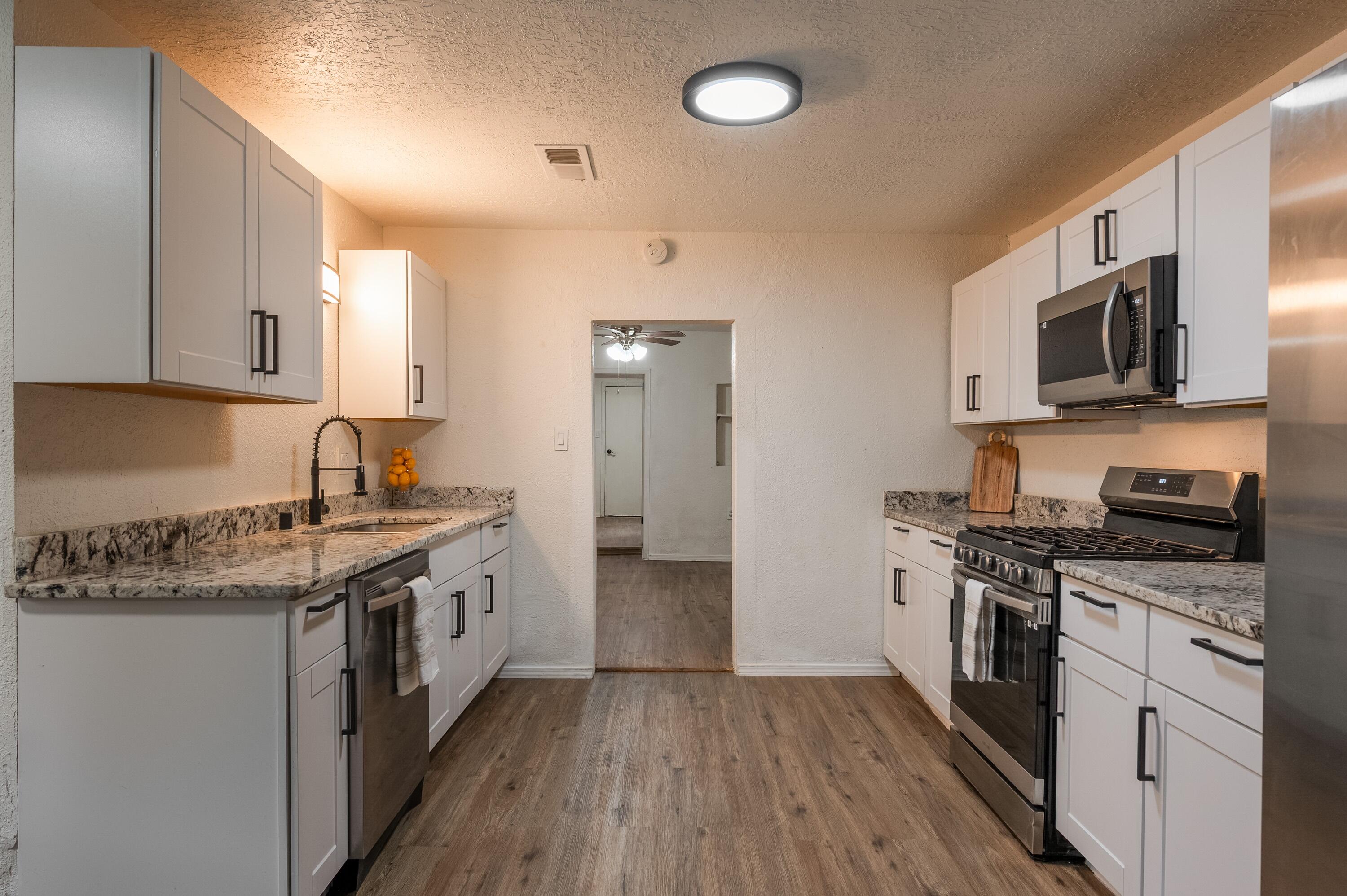 This renovated bungalow is ideally situated, allowing quick access to various parts of the city. Take pleasure in a stroll through the Bosque, visit downtown, or explore the bio park and zoo, among other attractions. The home underwent renovations in 2024, featuring new kitchen appliances, making it ready for immediate occupancy. All kitchen appliances will remain with the property. Enhancements include a new HVAC system, a new water heater, granite countertops, and updated flooring. Spend your evenings relaxing on the front porch.