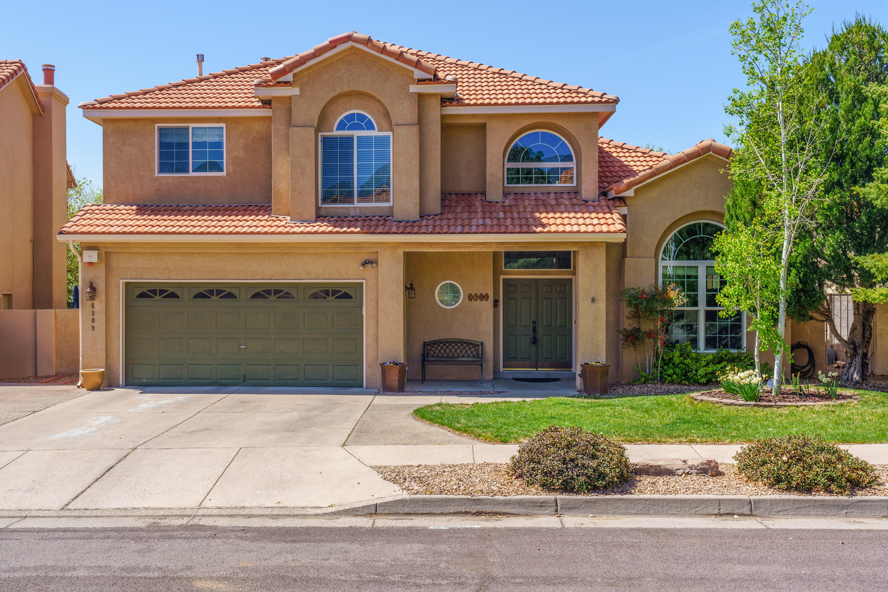 Welcome to this impressive home located on a quiet cul-de-sac in the highly desirable NE Heights neighborhood. Upon entering, you'll be greeted by high ceilings that create a sense of space and openness throughout the home. The home has been beautifully maintained, including fresh paint and a remodeled primary bathroom, demonstrating overall care. The open floor plan seamlessly connects the family room and kitchen, making it ideal for entertaining guests or spending quality time with friends or family. The main living areas feature beautiful oak wood floors, adding warmth and elegance to the space. The downstairs office can be converted into a 4th bedroom. The upstairs master suite is a true retreat, featuring a generously sized walk-in closet, providing ample storage for your wardrobe