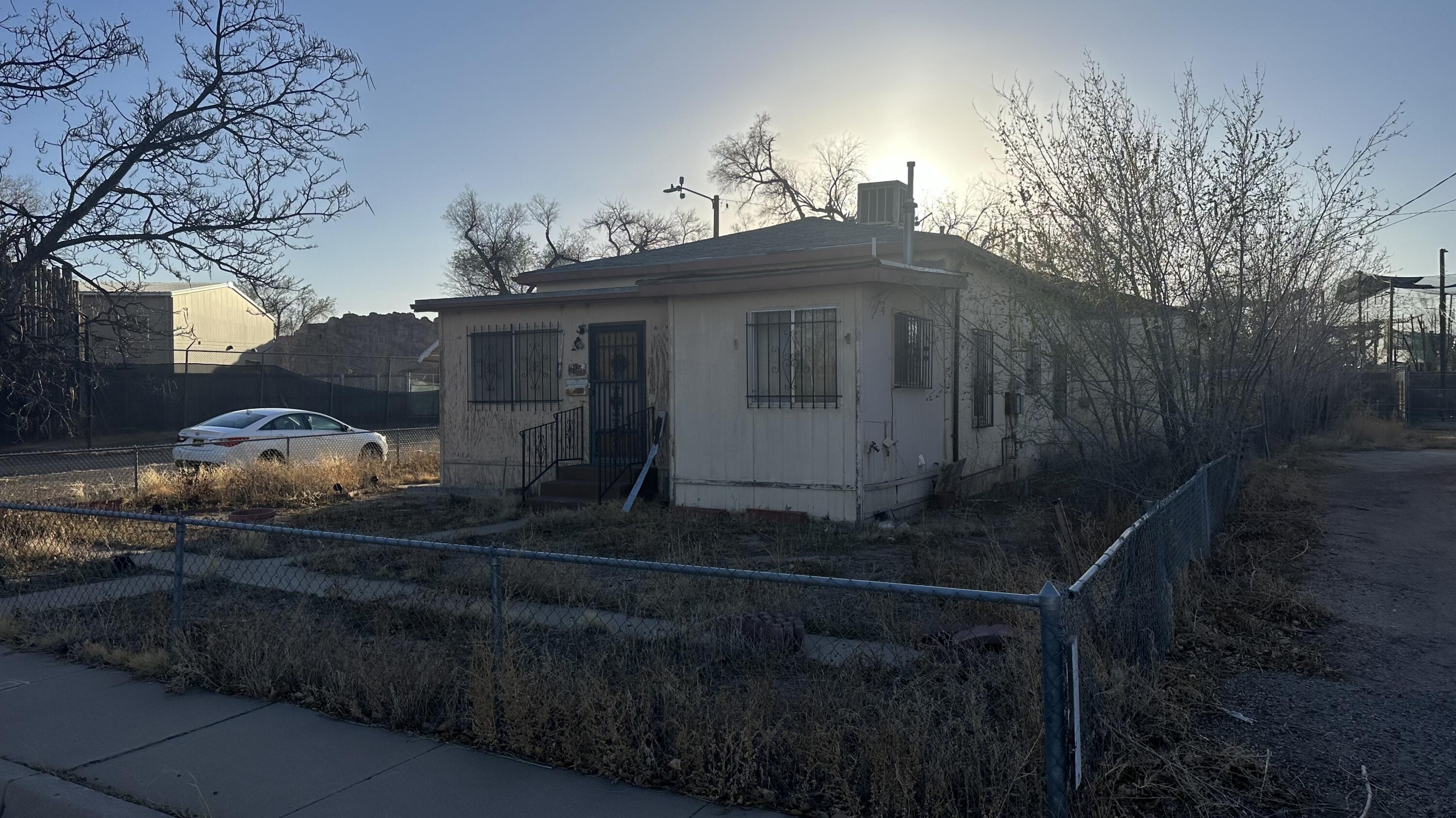 913 13TH Street SW Albuquerque, NM 87102