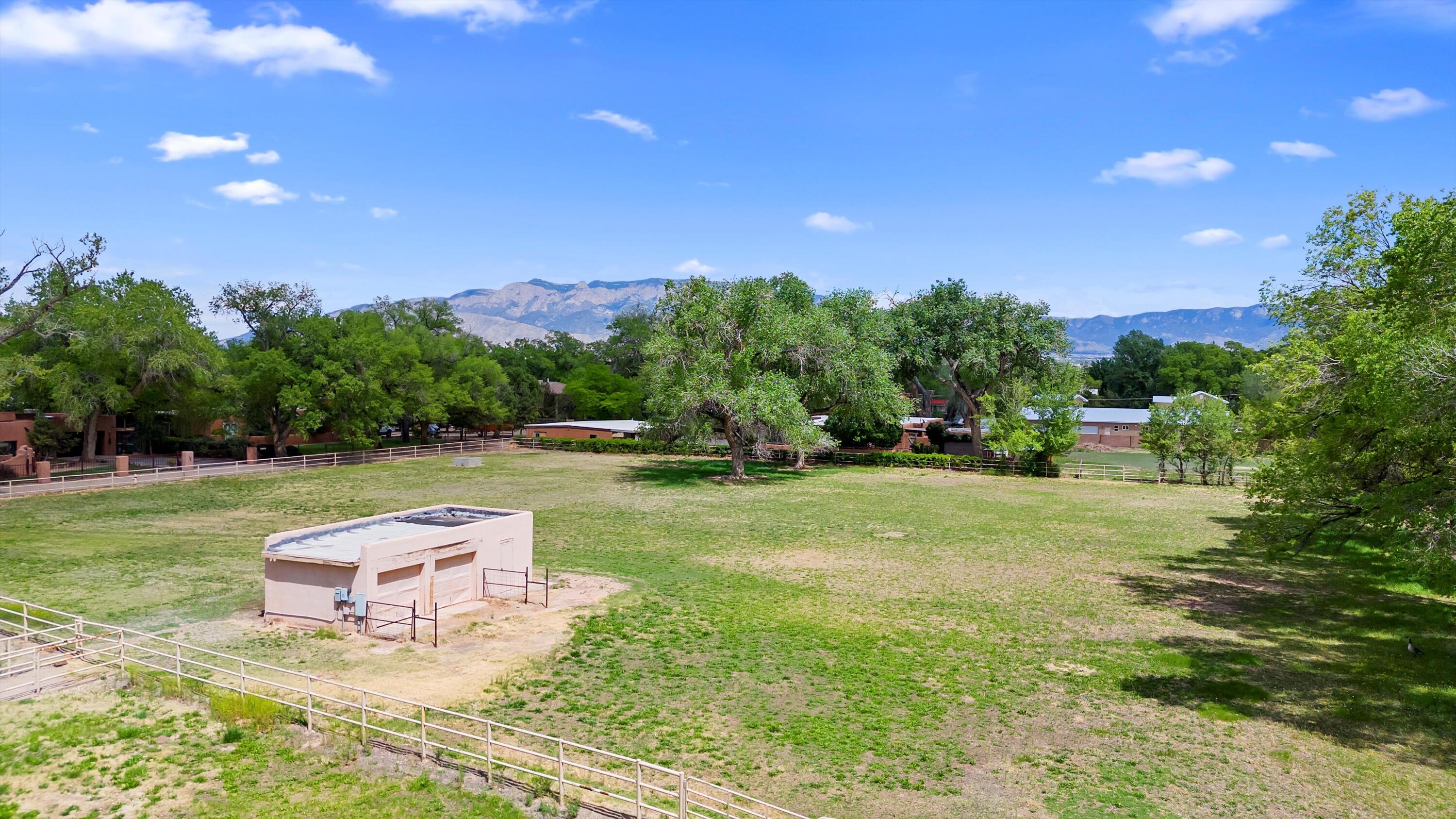8737 Rio Grande Boulevard NW, Los Ranchos