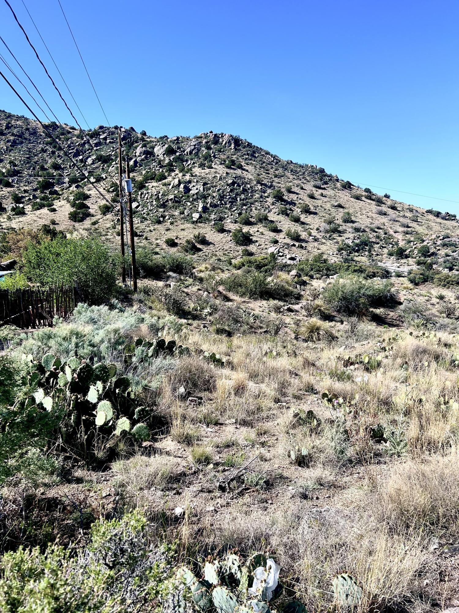 Fantastic opportunity to build your dream home in GLENWOOD HILLS! Offering awesome VIEWS.  Enjoy the Sunrise as well as the amazing New Mexico Sunsets.  Snuggled at the base of the Sandias with Gaccess to hiking and biking trails. Great location close to shopping, restruants and easy access to Kirtland AFB and Sandia Labs.