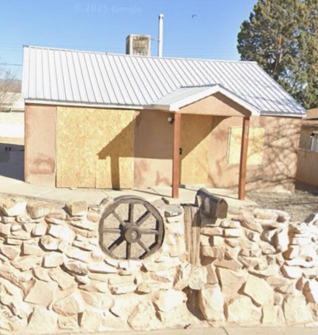 Amazing Opportunity for investors or savvy Homeowners! This 3 Bedroom 1 Bath cottage is a blank canvas waiting for your creative vision. Main line replaced 2024. Priced to reflect the work needed, this property presents a fantastic investment for the right buyer. Don't miss the chance to bring this fixer-upper back to life. Great location close to shopping and restaurants!