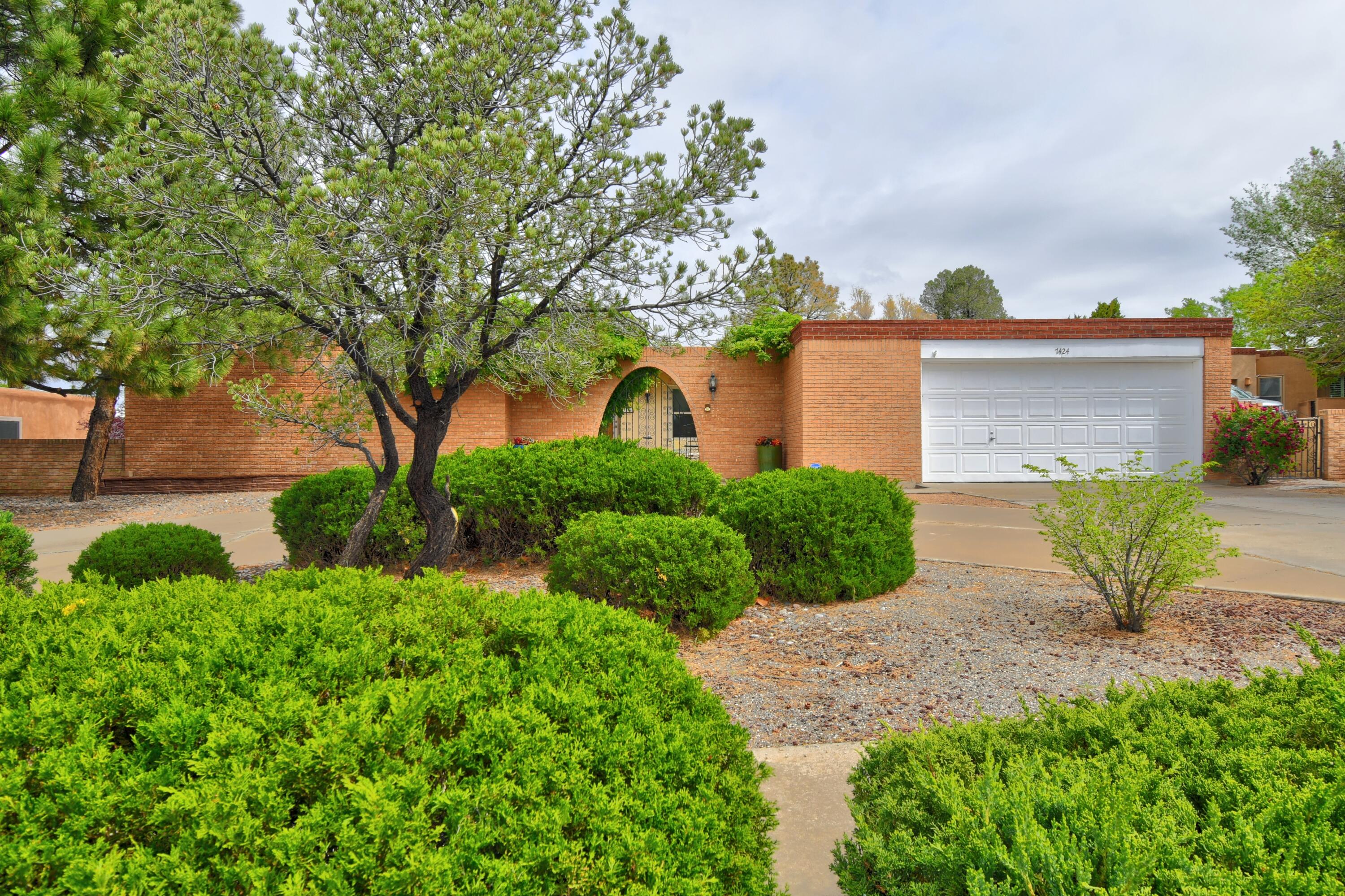 Single Level MOSSMAN, no drop down living room!!  Cathedral Ceilings, no maintenance back yard, covered patio, freshly painted, new dishwasher, hot water heater, new flooring in 2022. In a quiet cul-de-sac but quick access to shopping, Whole Foods, Sprouts, restaurants, etc.