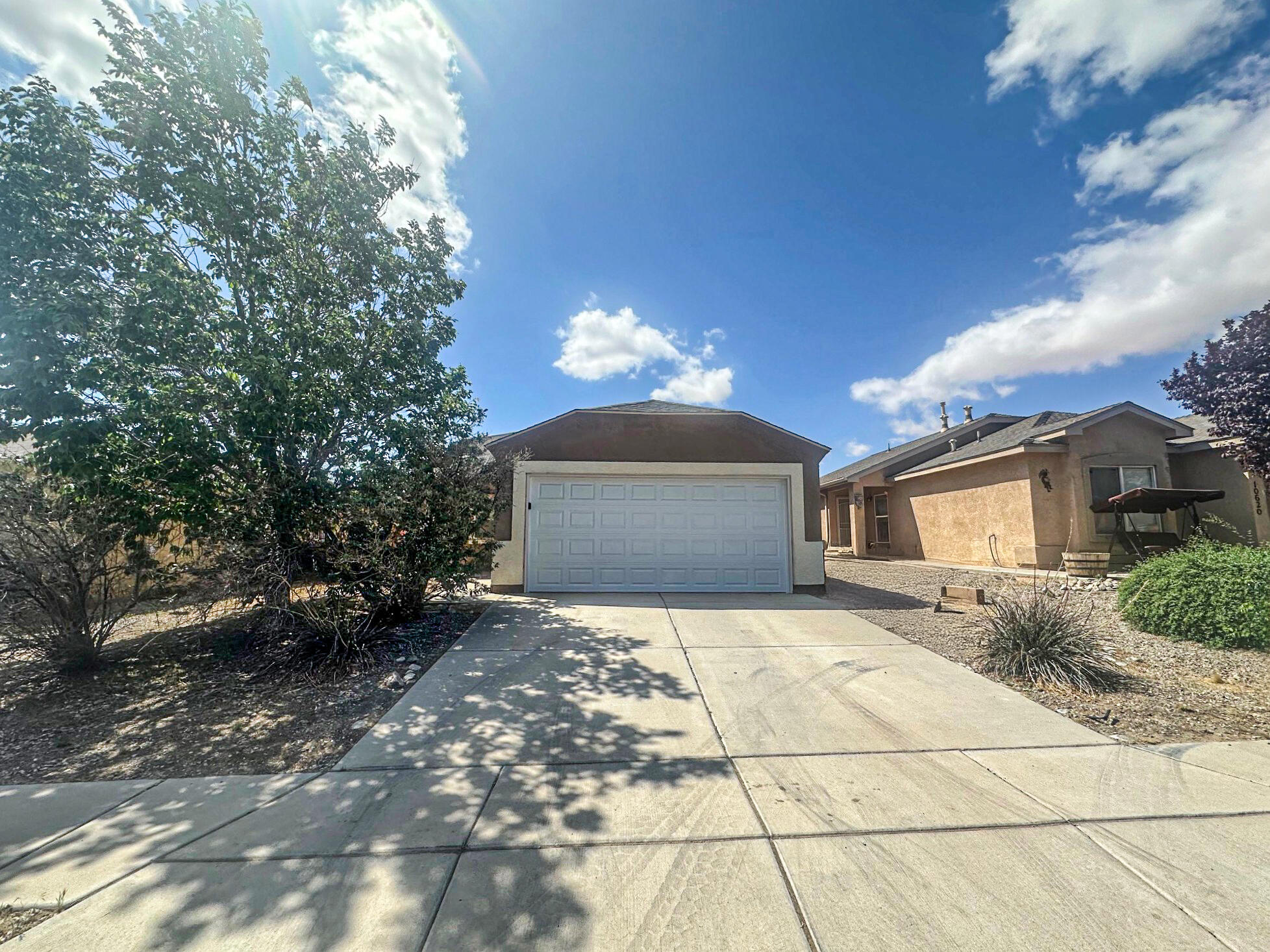 This move-in ready home in the Sierra Ranch neighborhood welcomes you with a bright and open layout featuring vaulted ceilings and arched openings. Recent updates include fresh paint, new flooring in the kitchen, bedrooms and bathrooms plus a new roof. The primary bathroom invites relaxation with a garden tub and separate shower. Easy maintenance yard and ample space for backyard entertaining.