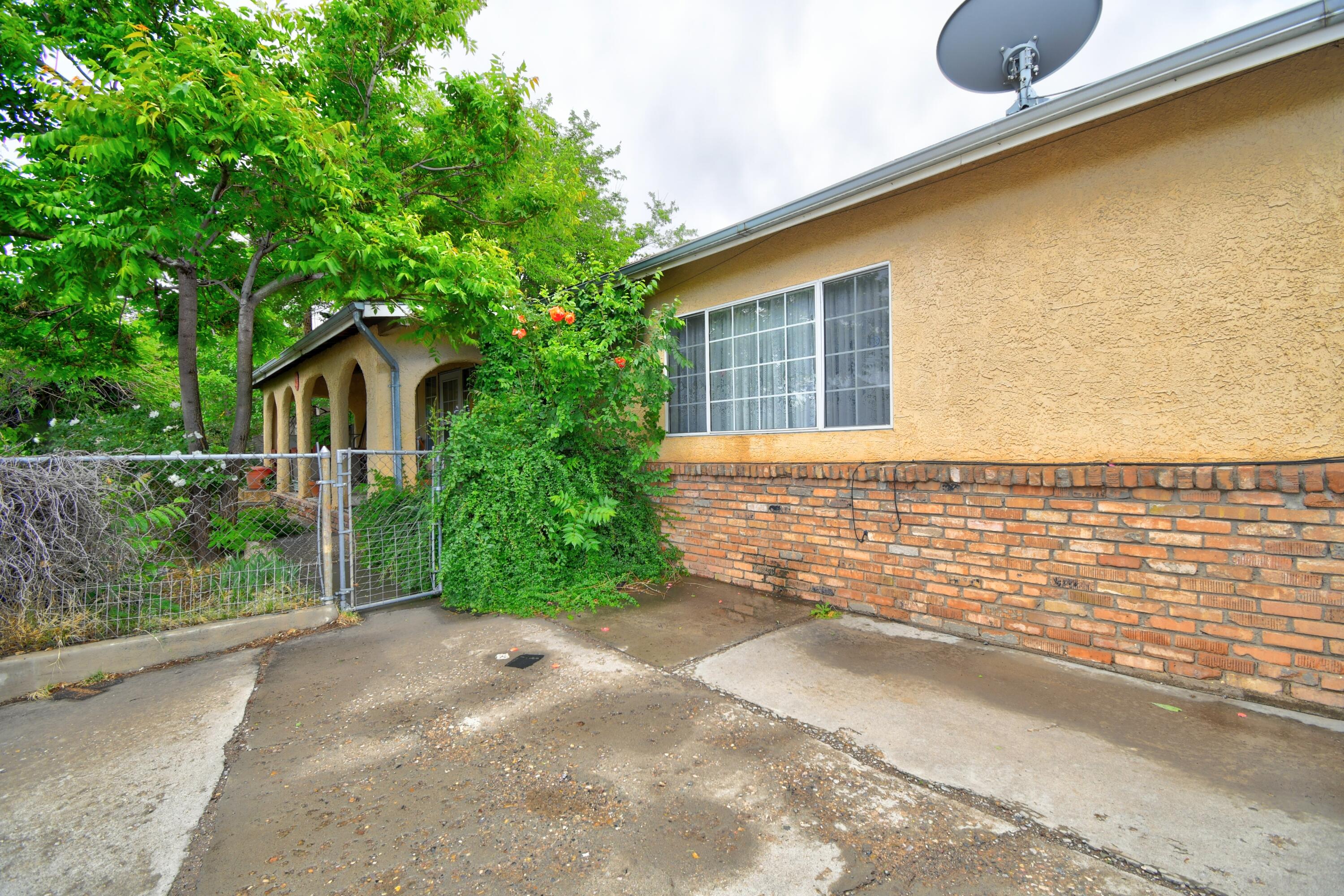Investor special with a nice lot in the heart of the north valley.  Rehab the existing structures or start from scratch and build your dream home on this beautiful .6 acre lot.  Your North Valley dream home is waiting for you!
