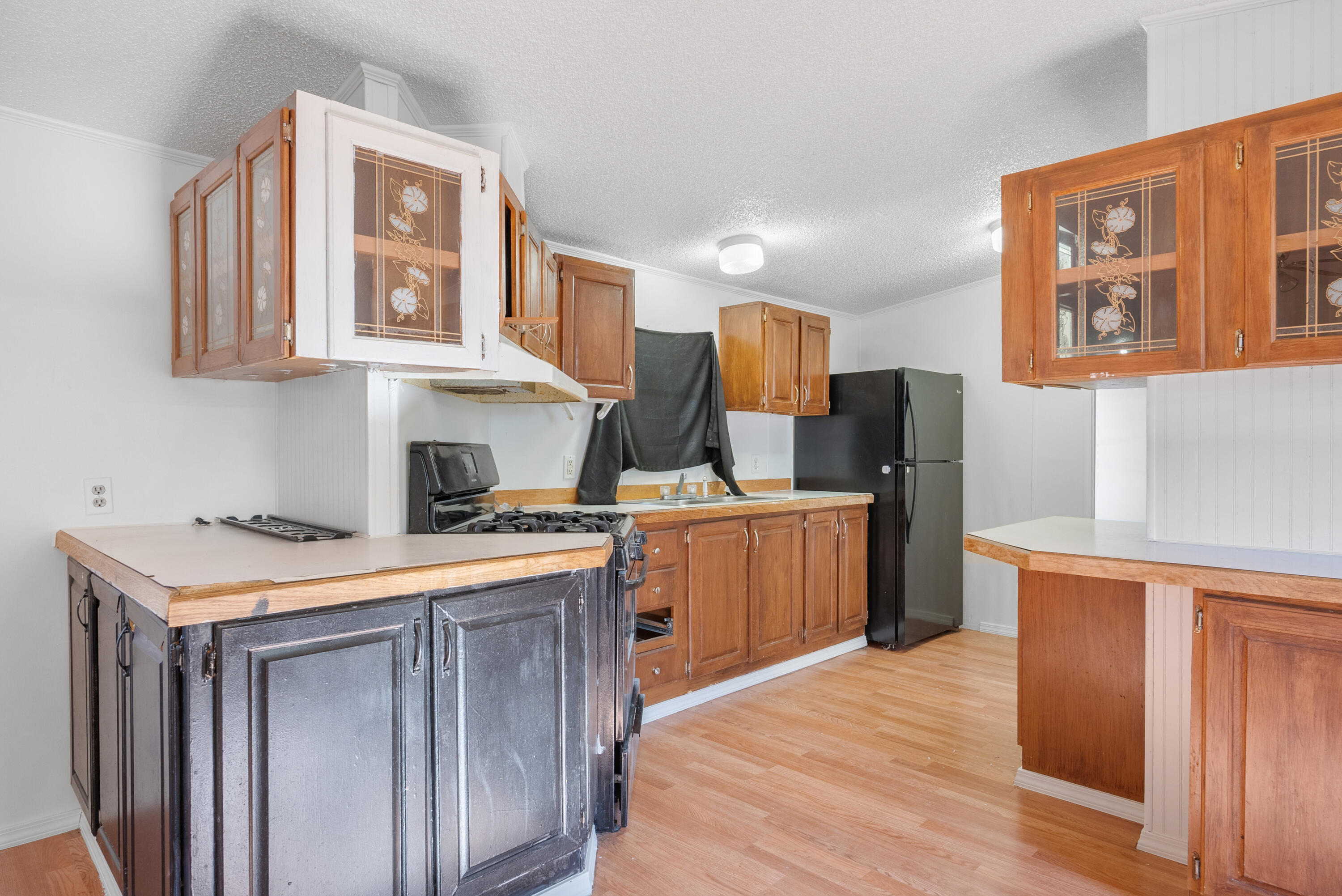 Discover comfortable and affordable living in Albuquerque's welcoming Sunrise Estates, an all-ages manufactured home community! This inviting 3-bedroom, 2-bathroom single-wide mobile home at 9000 Trumbull Ave SE #56 offers a practical and budget-friendly lifestyle on leased land. With approximately 900-1,300 sqft of living space, this home is ideal for families, first-time buyers, or anyone seeking low-maintenance living.