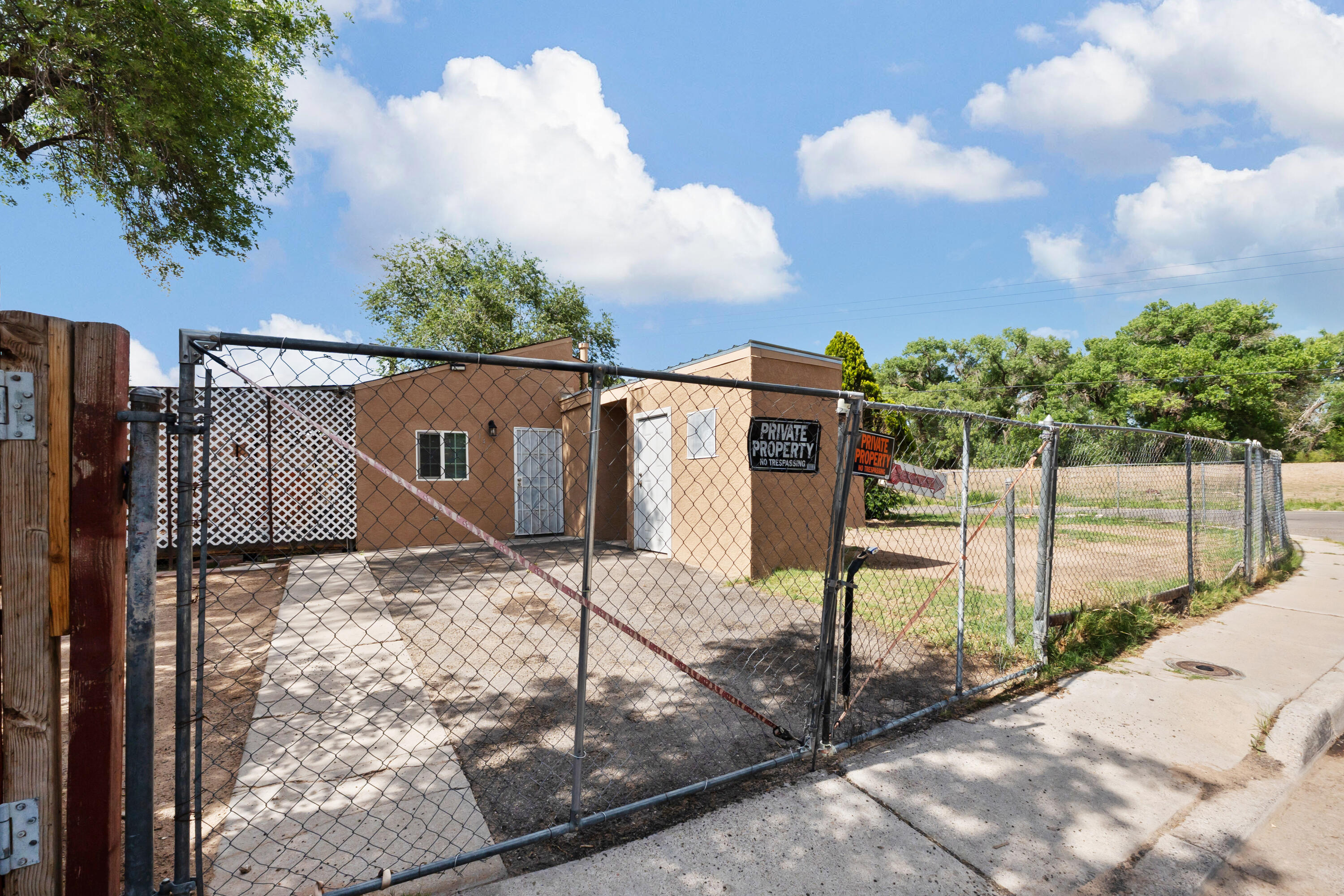 Move in Ready!  Charming beautiful updated home offers 3 bedroom 1 bath, Tile thought-out with back yard access fully fenced perfect for outdoor entertaining.  Come and schedule your showing TODAY..